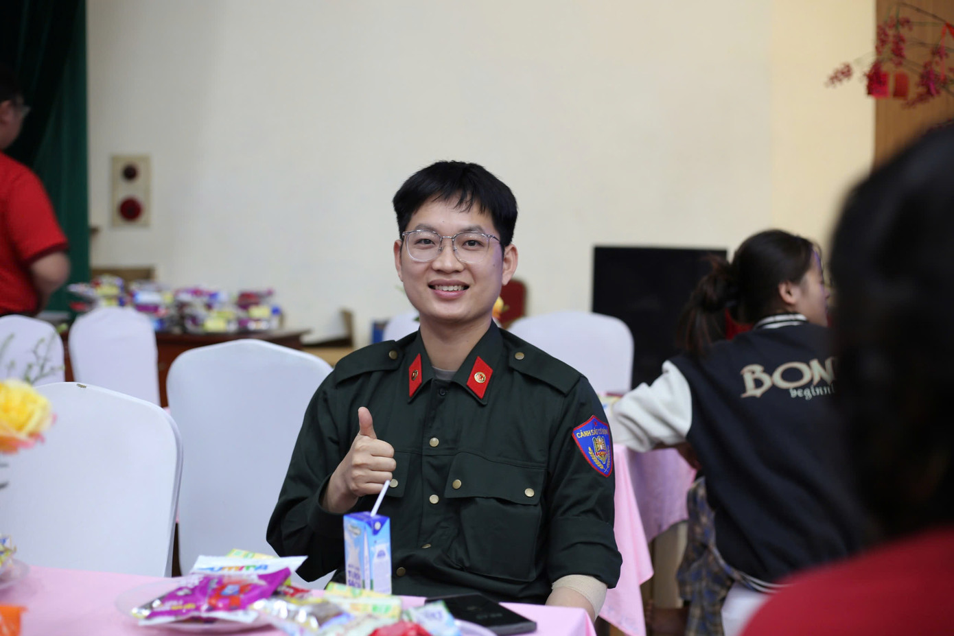 Hưởng ứng lời kêu tháng thanh niên và lời kêu gọi từ đoàn thanh niên của đơn vị, anh Lê Thành Long (Bộ Tư lệnh Cảnh sát Cơ động) đã cùng đoàn đến tham gia hiến máu. Anh Long cho biết, đây là lần thứ 15 tham gia hiến máu: "Bản thân tôi thấy, việc hiến máu không chỉ là hành động ý nghĩa, góp phần mang lại sự sống cho những bệnh nhân, mà qua những lần hiến máu, sức khỏe của mình cũng tốt hơn, có thể kiểm tra được xem bản thân có mắc bệnh gì liên quan đến đường máu không".