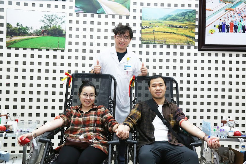 Tranh thủ đến hiến máu từ sớm, chị Đào Thì Nguyệt cùng chồng đang thực hiện hiến máu đôi: Chị Nguyệt cho biết, đây là lần thứ 6, hai vợ chồng tôi đi hiến máu cùng nhau. “Tôi thấy hoạt động được tổ chức rất chuyên nghiệp, và hơn nữa chính là giá trị nhân đạo của hoạt động - một nghĩa cử cao đẹp. Hai vợ chồng đều cảm thấy rất vui khi những giọt máu mình trao đi có thể giúp ích được cho những bệnh nhân đang hằng ngày chống chọi với những căn bệnh về máu tại Viện Huyết học cũng như ở những bệnh viện khác trên cả nước”