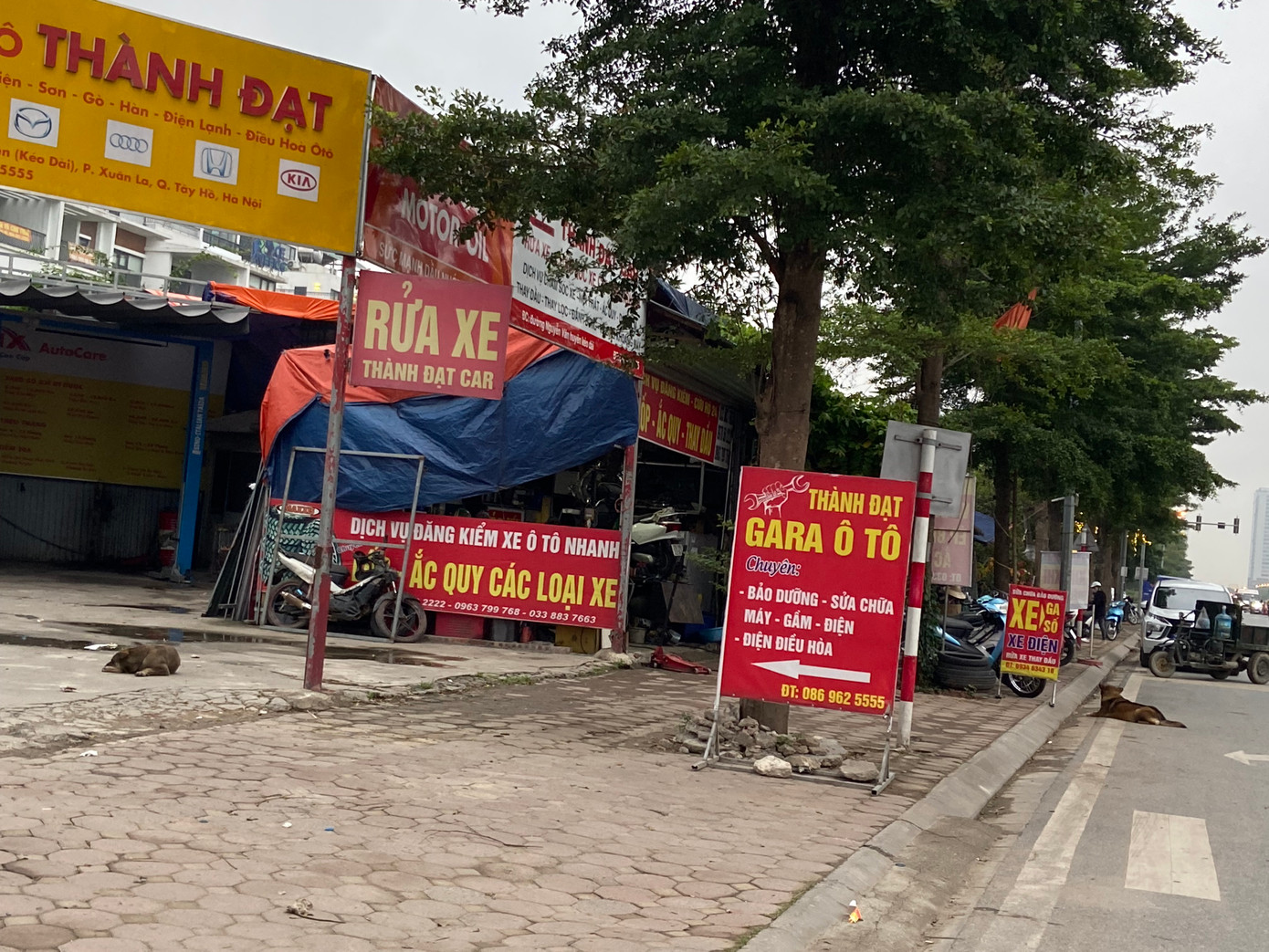 Biển quảng cáo của những công trình này khiến vỉa hè trở nên nhếch nhác, lộn xộn Biển quảng cáo của những công trình này khiến vỉa hè trở nên nhếch nhác, lộn xộn