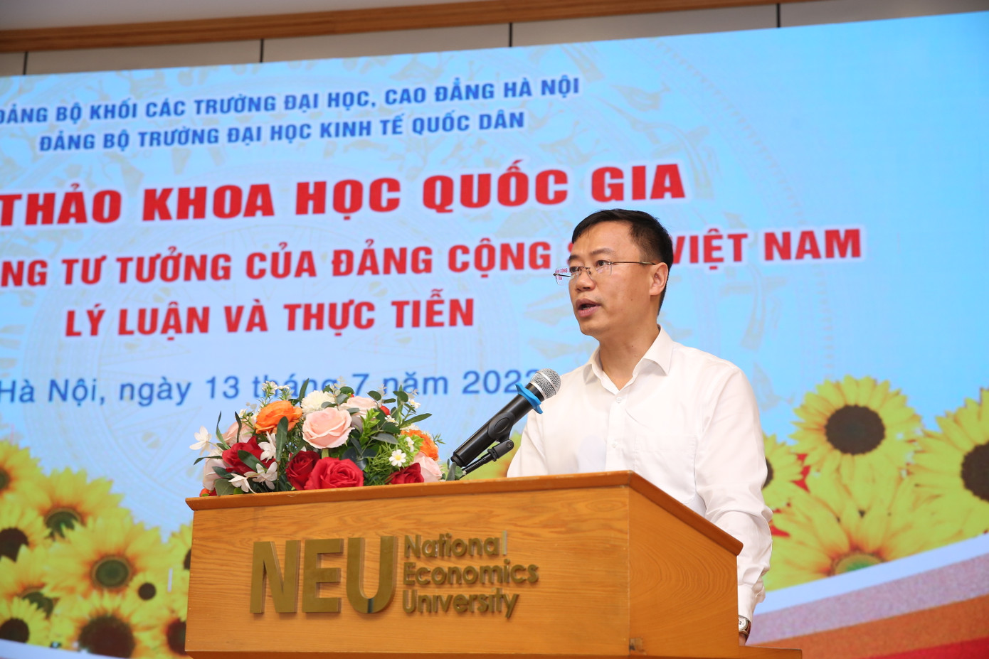 PGS.TS Bùi Đức Thọ - Bí thư Đảng ủy Trường Đại học Kinh tế Quốc dân phát biểu khai mạc hội thảo