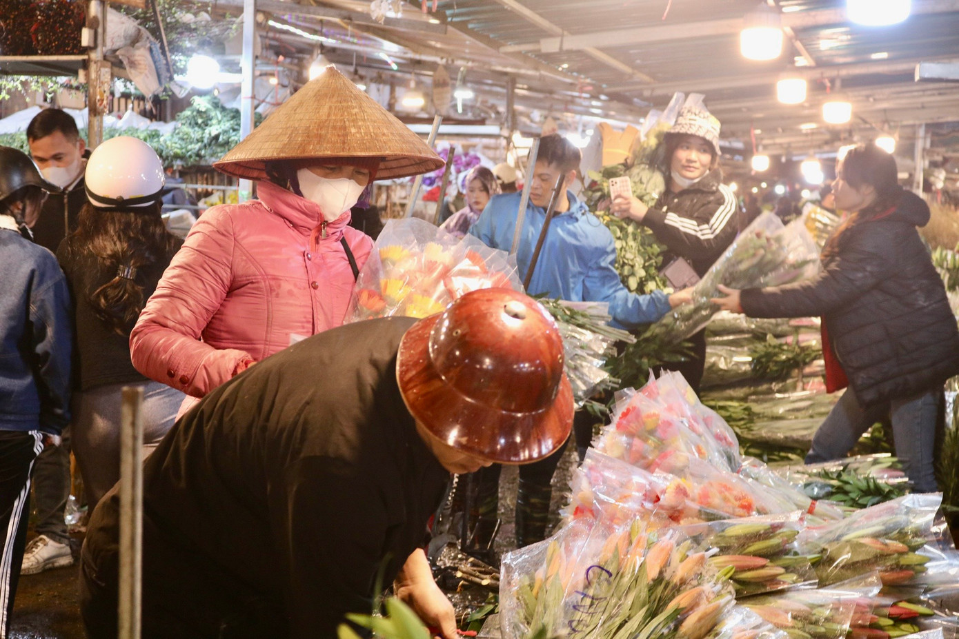 Chợ hoa mở cửa 24/24h mỗi ngày và thường tấp nập nhất vào những ngày lễ lớn, mùng 1, ngày rằm. Thông thường trong những ngày này, chợ luôn trong tình trạng đông đúc, tấp nập người mua, kẻ bán.