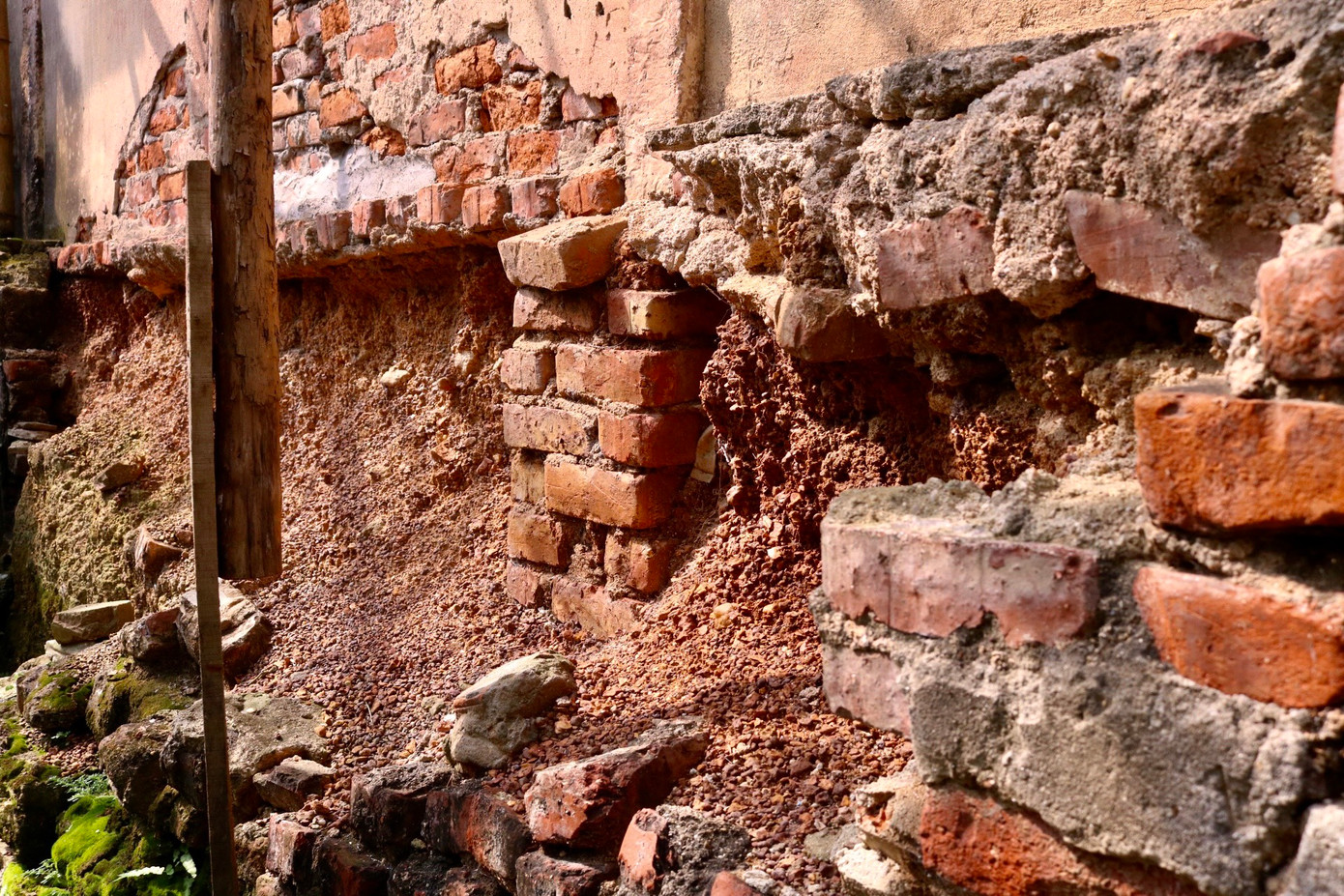 Phần móng của nhiều dãy nhà tại khu tập thể trồi sụt, "hở hàm ếch" kéo theo nỗi lo nhà có thể sập bất cứ lúc nào.