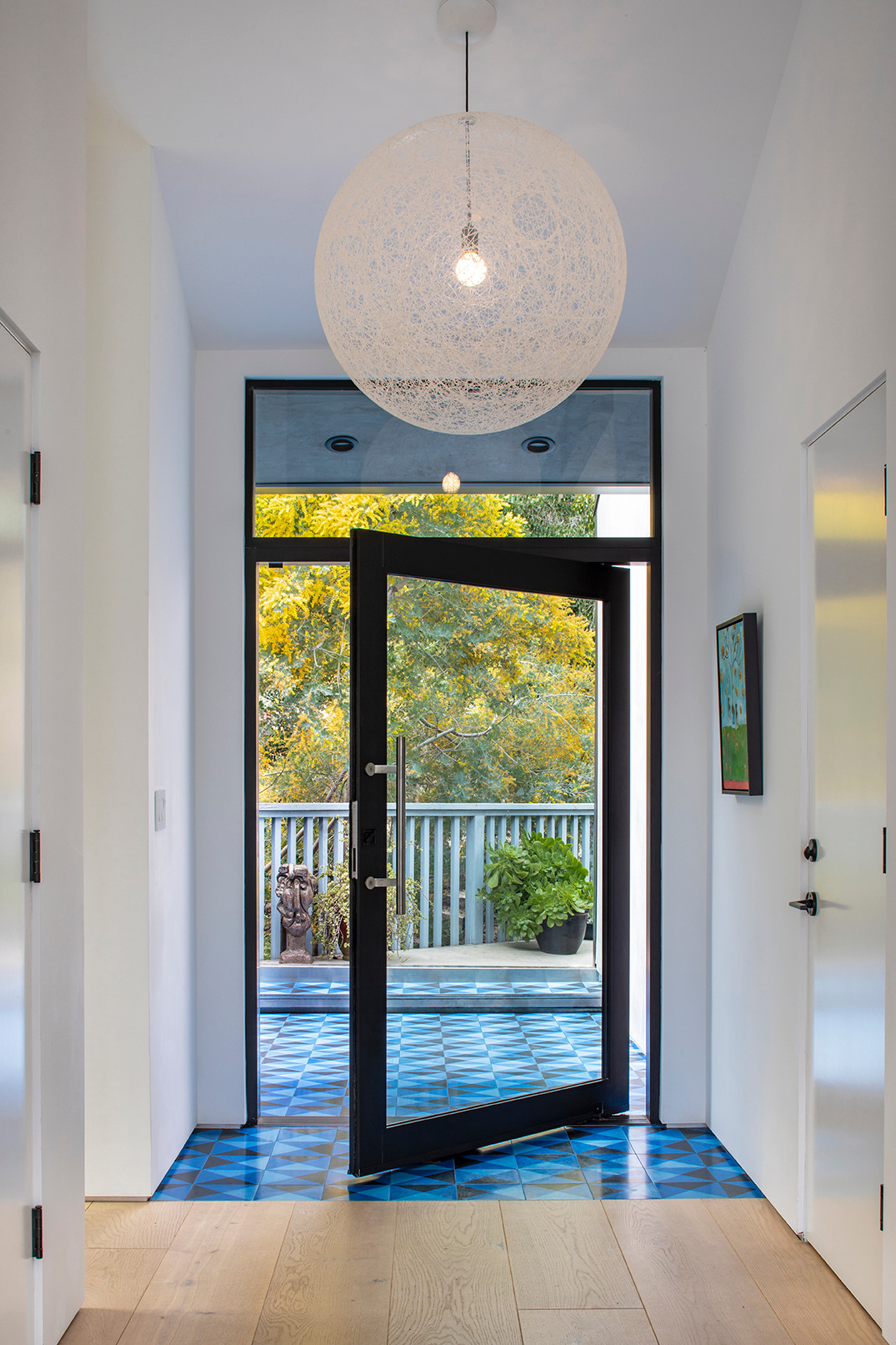 Tính bền vững là điểm nhấn của kiến trúc này. Các kiến trúc sư sử dụng các nguyên tắc thiết kế thụ động như cách nhiệt tối ưu và thông gió tự nhiên, tận dụng hiệu quả nguồn năng lượng xanh từ môi trường xung quanh.