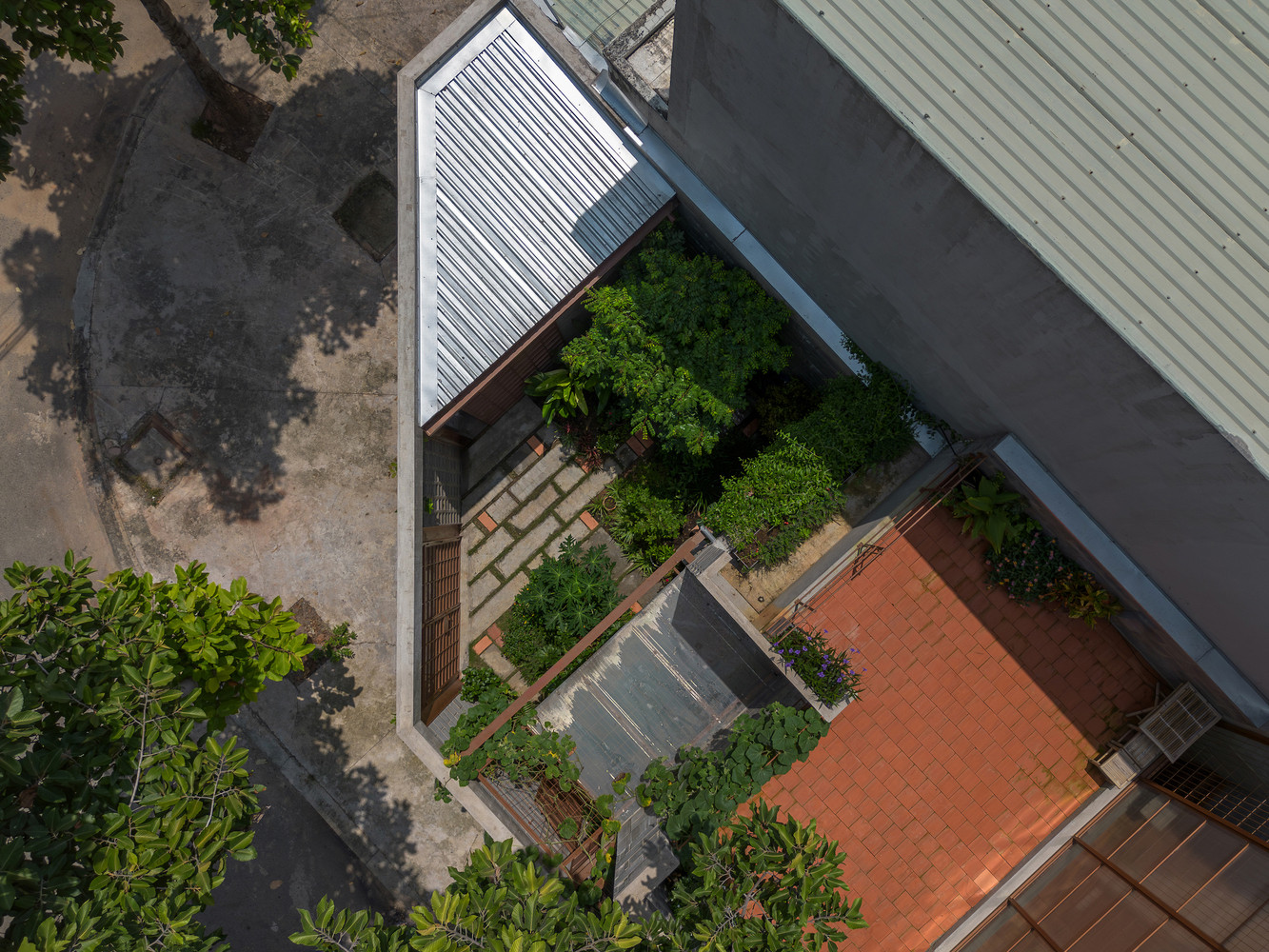 Thiết kế kiến trúc cũng nhấn mạnh sự chuyển tiếp giữa không gian trong nhà và ngoài trời, thúc đẩy mối liên kết tự nhiên giữa con người với môi trường xung quanh. Phương pháp tiếp cận vừa đủ giúp đơn giản hoá cấu trúc, loại bỏ các yếu tố không cần thiết và tạo ra một không gian sống linh hoạt, dễ dàng thích ứng với những thay đổi trong nhu cầu sinh hoạt của gia đình. Thiết kế kiến trúc cũng nhấn mạnh sự chuyển tiếp giữa không gian trong nhà và ngoài trời, thúc đẩy mối liên kết tự nhiên giữa con người với môi trường xung quanh. Phương pháp tiếp cận vừa đủ giúp đơn giản hoá cấu trúc, loại bỏ các yếu tố không cần thiết và tạo ra một không gian sống linh hoạt, dễ dàng thích ứng với những thay đổi trong nhu cầu sinh hoạt của gia đình.