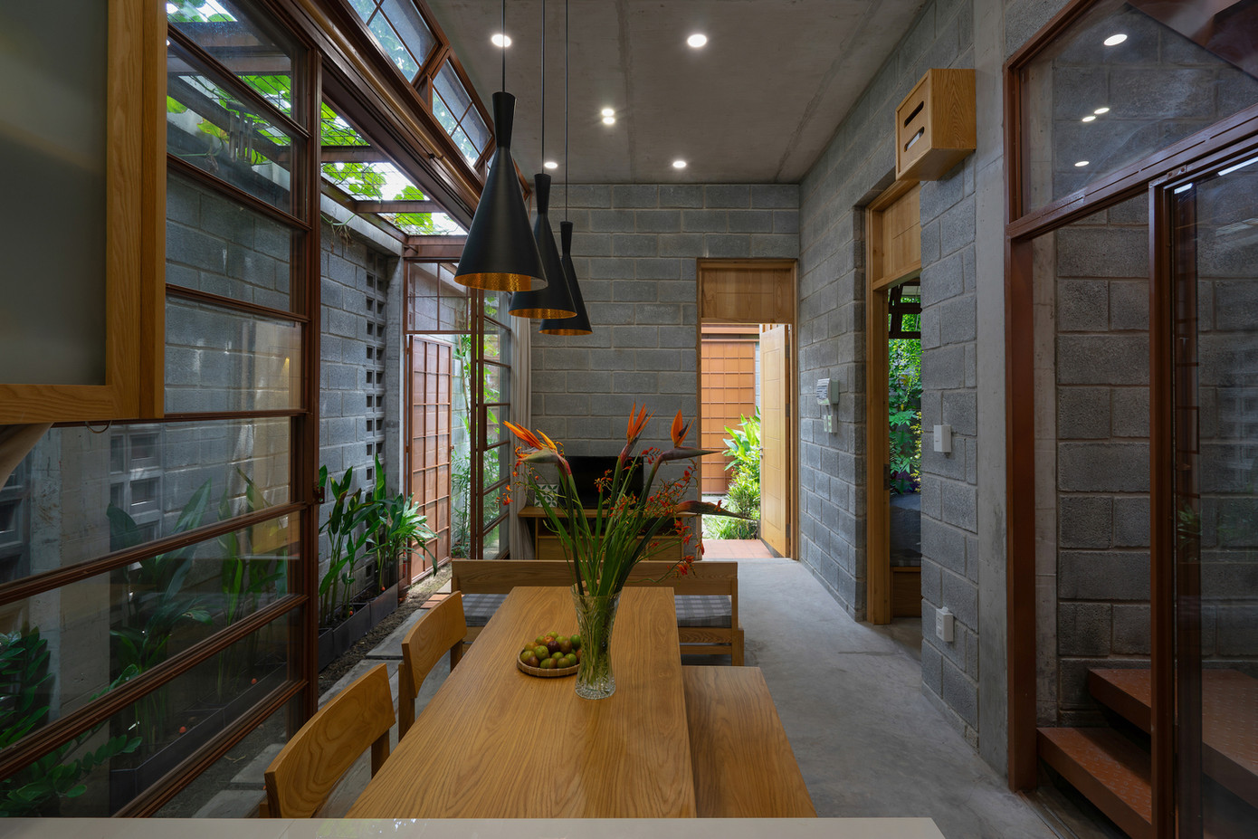 Thiết kế này giúp cải thiện sự thông thoáng, làm dịu ánh sáng tự nhiên đồng thời tạo nên một khu vực đa chức năng kết nối con người với môi trường xung quanh, đồng thời đảm bảo sự riêng tư và an toàn. Thiết kế này giúp cải thiện sự thông thoáng, làm dịu ánh sáng tự nhiên đồng thời tạo nên một khu vực đa chức năng kết nối con người với môi trường xung quanh, đồng thời đảm bảo sự riêng tư và an toàn.