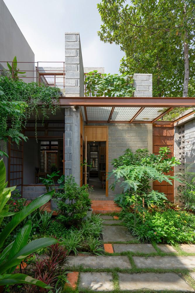 Ngôi nhà được thiết kế tập trung vào sự đơn giản, đủ đầy, mộc mạc và hài hoà với thiên nhiên. Ngôi nhà được thiết kế tập trung vào sự đơn giản, đủ đầy, mộc mạc và hài hoà với thiên nhiên.