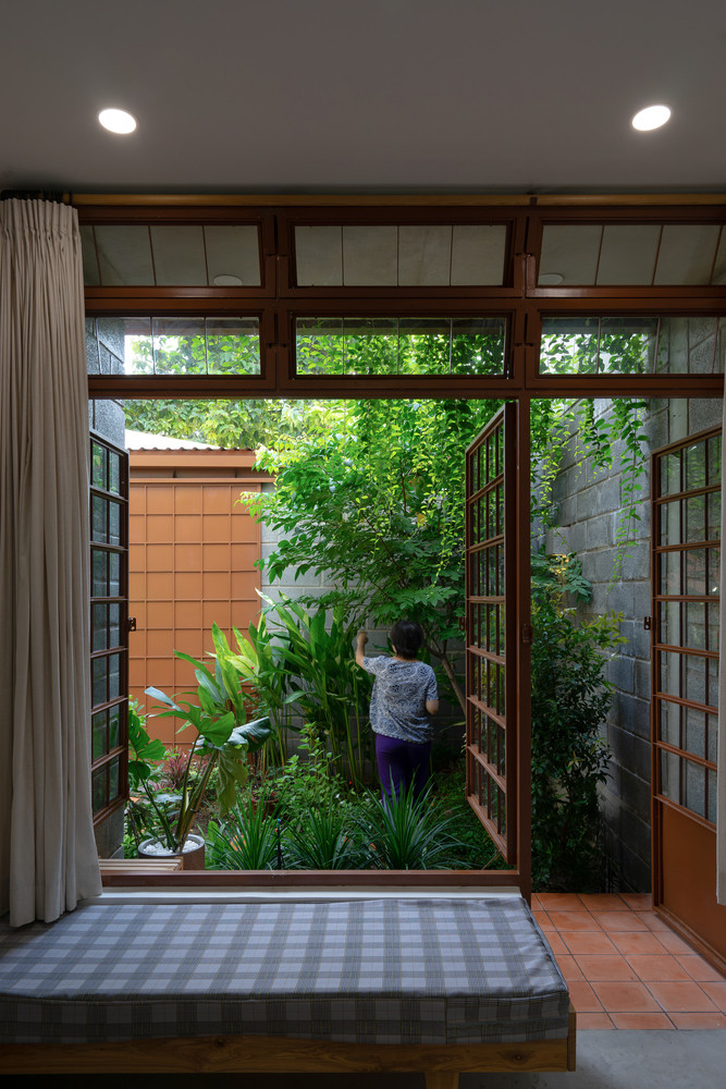 Ngôi nhà được xây dựng với thiết kế đơn giản, tối ưu hoá chi phí và giảm thiểu lượng vật liệu sử dụng. Cách bố trí không gian theo nguyên tắc vừa đủ, đảm bảo sự linh hoạt, thân thiện với môi trường và đáp ứng nhu cầu sinh hoạt thực tế. Ngôi nhà được xây dựng với thiết kế đơn giản, tối ưu hoá chi phí và giảm thiểu lượng vật liệu sử dụng. Cách bố trí không gian theo nguyên tắc vừa đủ, đảm bảo sự linh hoạt, thân thiện với môi trường và đáp ứng nhu cầu sinh hoạt thực tế.