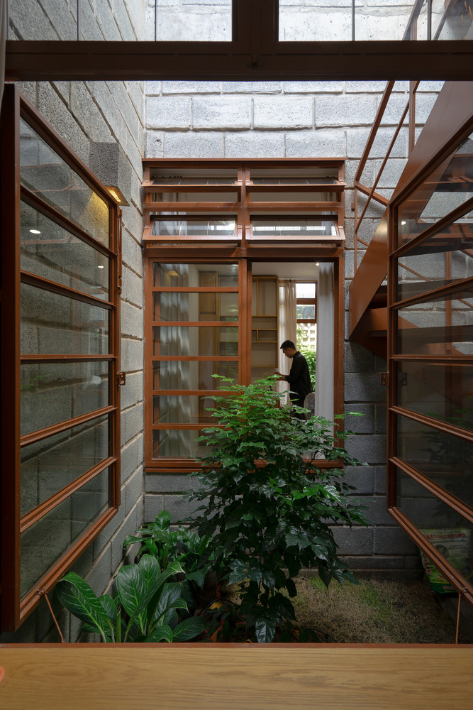 Các nguyên tắc của kiến trúc thích ứng được áp dụng nhằm tạo ra không gian sống đáp ứng như cầu thiết yếu của gia đình trong khi giảm thiểu tác động môi trường, góp phần xây dựng một hệ sinh thái nhỏ, tự cung tự cấp và bền vững lâu dài. Các nguyên tắc của kiến trúc thích ứng được áp dụng nhằm tạo ra không gian sống đáp ứng như cầu thiết yếu của gia đình trong khi giảm thiểu tác động môi trường, góp phần xây dựng một hệ sinh thái nhỏ, tự cung tự cấp và bền vững lâu dài.