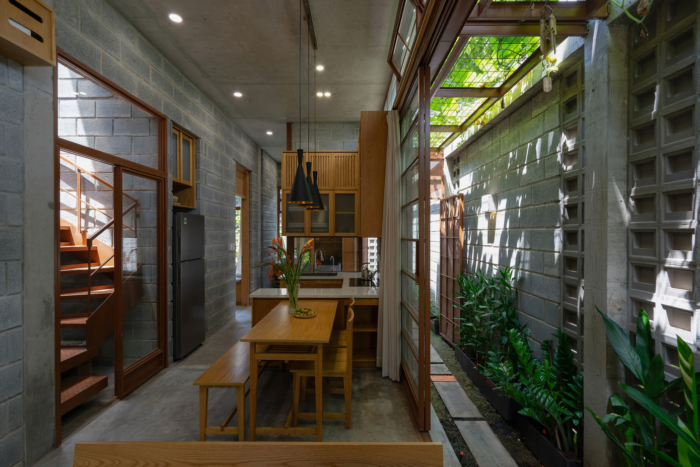 Ngôi nhà kết hợp nhiều không gian đệm như hiên nhà, sân vườn và hành lang nhằm tạo sự chuyển tiếp mượt mà giữa kiến trúc và thiên nhiên, giữa không gian nội thất và ngoại thất. Ngôi nhà kết hợp nhiều không gian đệm như hiên nhà, sân vườn và hành lang nhằm tạo sự chuyển tiếp mượt mà giữa kiến trúc và thiên nhiên, giữa không gian nội thất và ngoại thất.