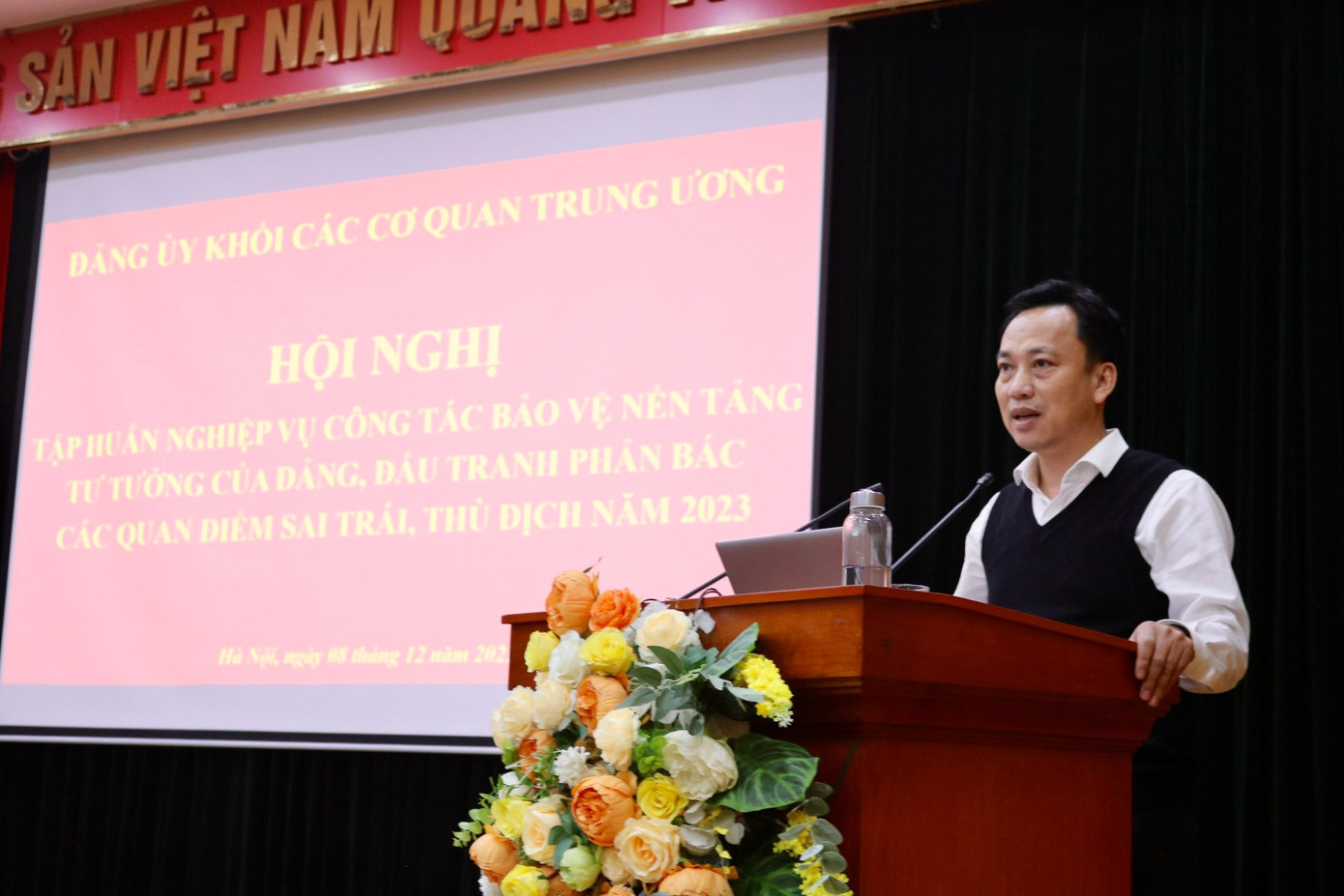 Ông Lại Xuân Lâm, Phó Bí thư Thường trực Đảng ủy Khối, Trưởng Ban chỉ đạo 35 Đảng bộ Khối phát biểu kết luận hội nghị.