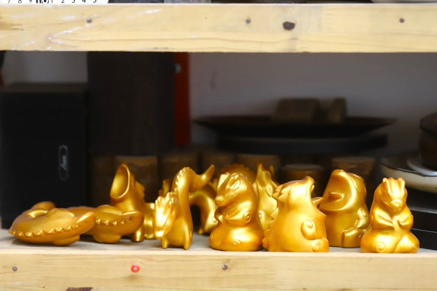 Các phôi rồng nằm trên kệ chờ phối màu. Các phôi rồng nằm trên kệ chờ phối màu.