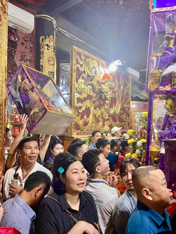 Nhiều người chen chân vào viếng trong điện. Nhiều người chen chân vào viếng trong điện.