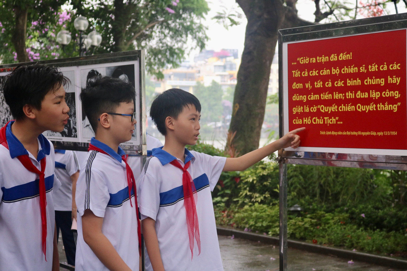 Học sinh hai trường háo hức tìm hiểu về Chiến dịch lịch sử Điện Biên Phủ đất nước qua những tư liệu, tranh ảnh tại triển lãm.