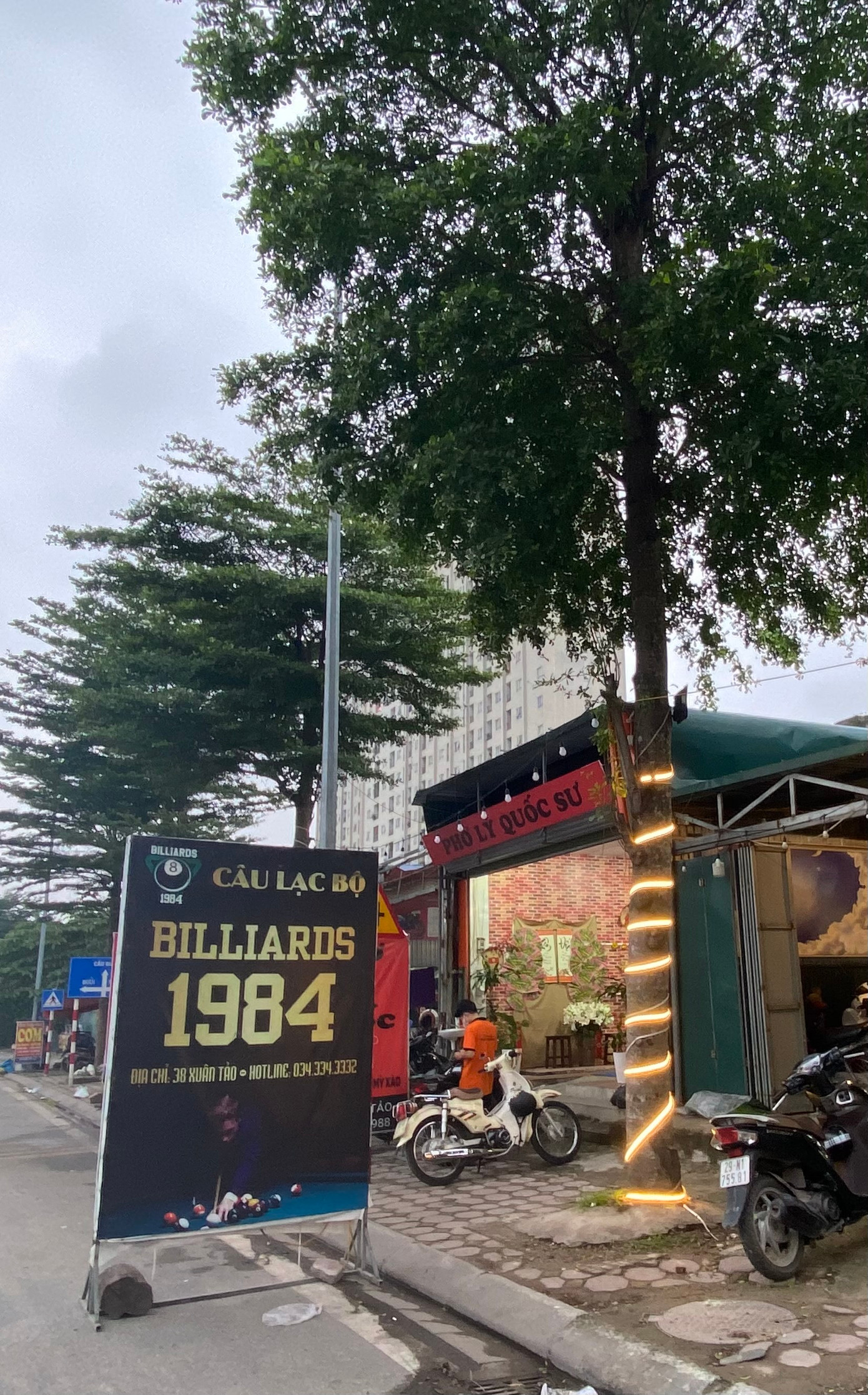 Không chỉ xây dựng công trình trái phép mà Câu lạc bộ Billiards 1984 còn lấn chiếm lòng đường để đặt biển quảng cáo. Không chỉ xây dựng công trình trái phép mà Câu lạc bộ Billiards 1984 còn lấn chiếm lòng đường để đặt biển quảng cáo.