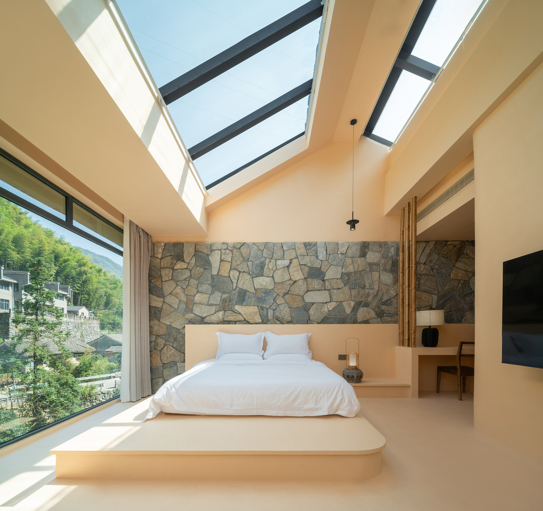 Phòng ngủ được thiết kế thêm tường ốp đá tự nhiên, mang đến cảm giác gần gũi với thiên nhiên. Phòng ngủ được thiết kế thêm tường ốp đá tự nhiên, mang đến cảm giác gần gũi với thiên nhiên.