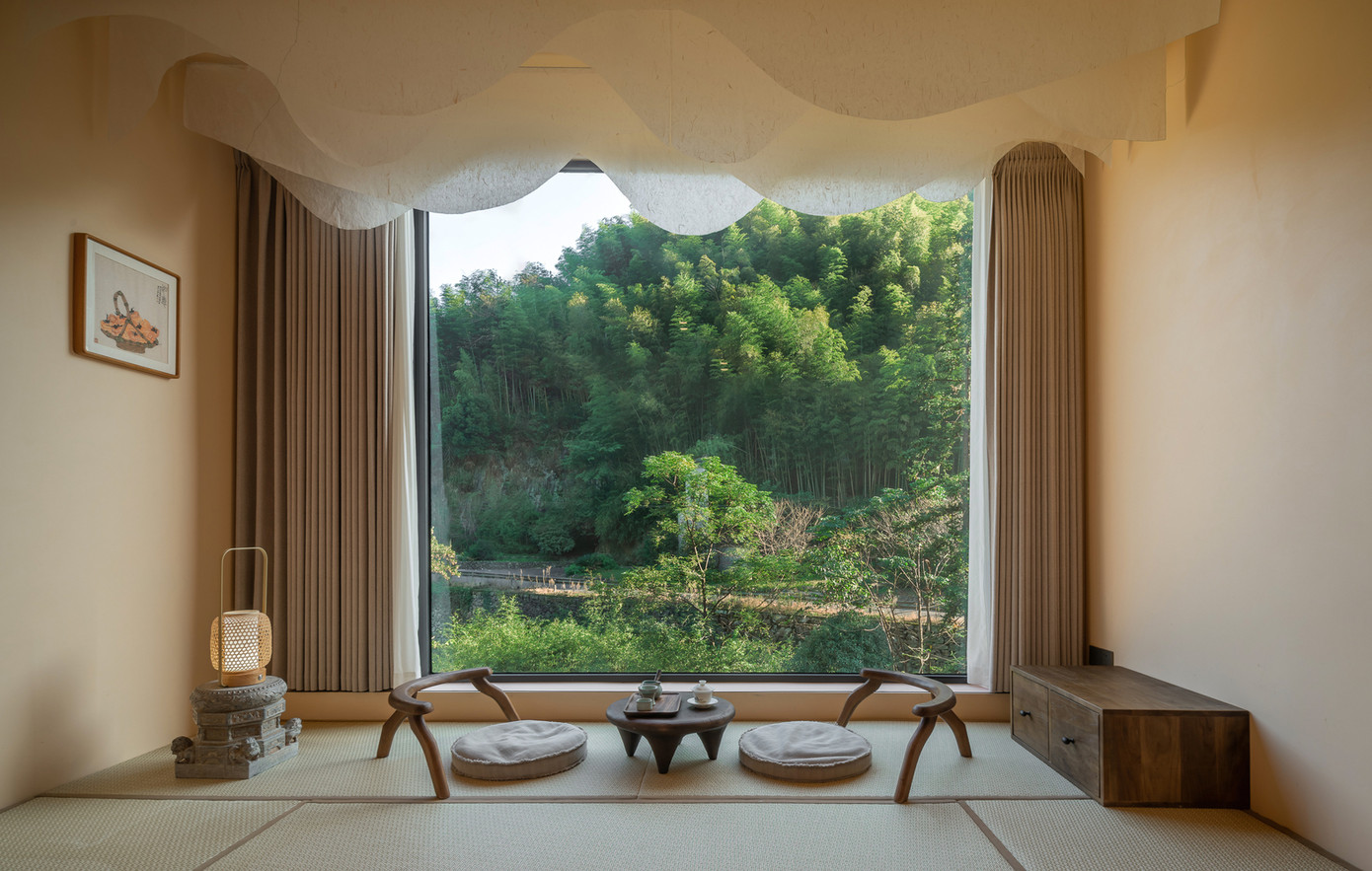 Trần phòng trà được trang trí bằng các lớp giấy dó gợn sóng, gợi lên hình ảnh núi non trùng điệp. Trần phòng trà được trang trí bằng các lớp giấy dó gợn sóng, gợi lên hình ảnh núi non trùng điệp.