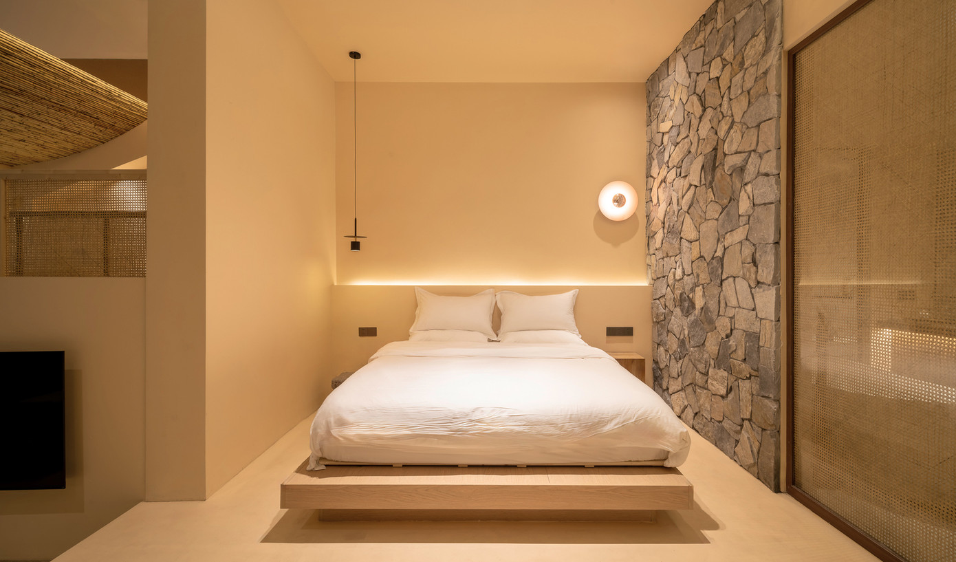 Phòng ngủ được thiết kế thêm tường ốp đá tự nhiên, mang đến cảm giác gần gũi với thiên nhiên. Phòng ngủ được thiết kế thêm tường ốp đá tự nhiên, mang đến cảm giác gần gũi với thiên nhiên.