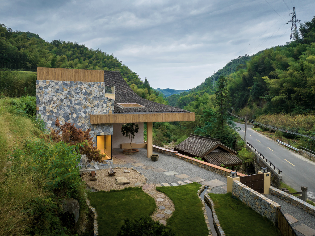 Bằng cách tận dụng nguồn tài nguyên thiên nhiên sẵn có, tái sáng tạo vật liệu địa phương và các yếu tố cổ xưa, dự án đã tạo nên một chốn nghỉ dưỡng độc đáo nơi thôn dã, mang đến cho cư dân đô thị một không gian để kết nối với thiên nhiên và tái tạo năng lượng tinh thần. Bằng cách tận dụng nguồn tài nguyên thiên nhiên sẵn có, tái sáng tạo vật liệu địa phương và các yếu tố cổ xưa, dự án đã tạo nên một chốn nghỉ dưỡng độc đáo nơi thôn dã, mang đến cho cư dân đô thị một không gian để kết nối với thiên nhiên và tái tạo năng lượng tinh thần.