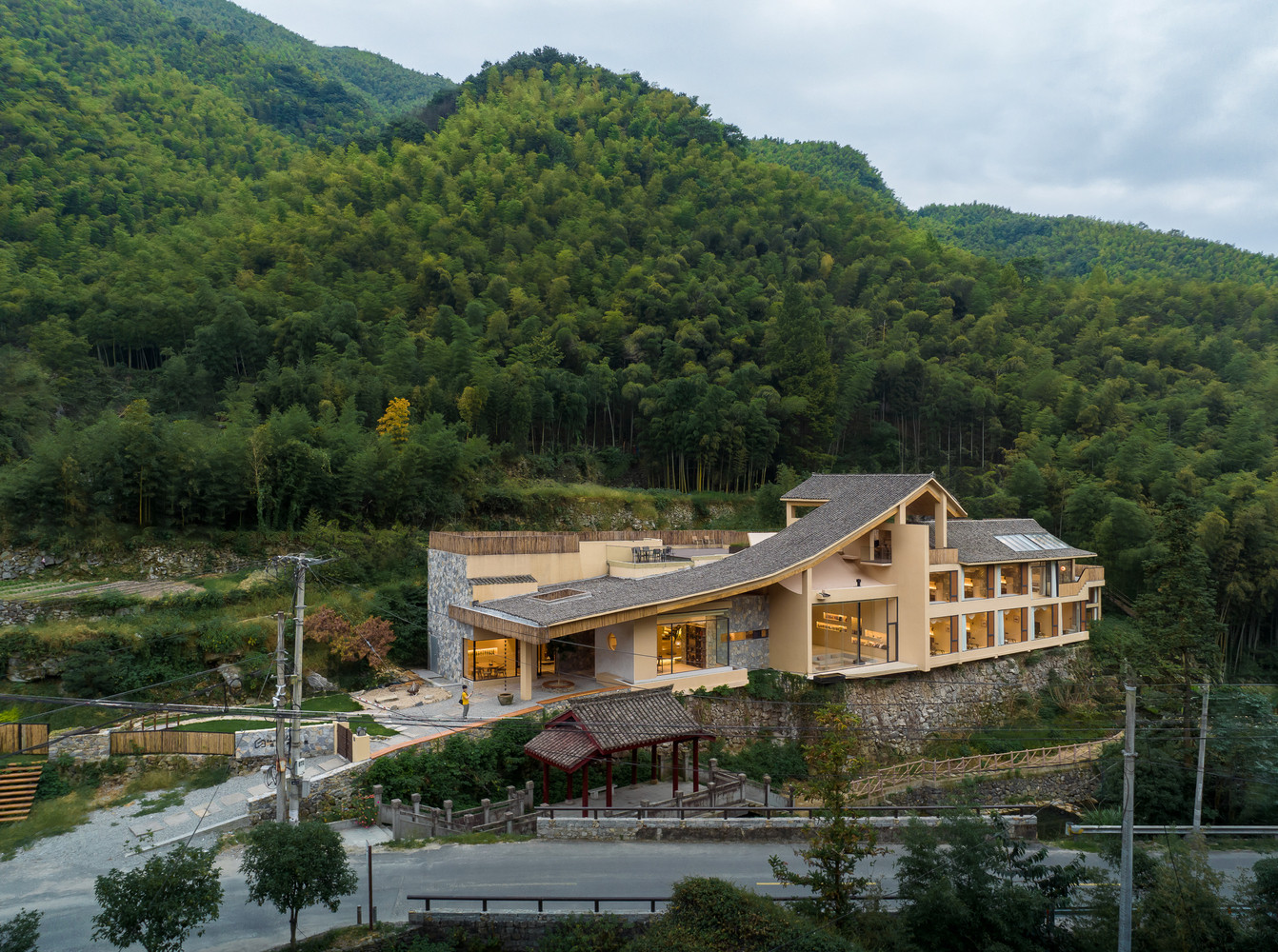 Nằm kề bên ngôi làng cổ Guanpei ở Trung Quốc, khu nghỉ dưỡng được bao bọc bởi núi non, sông suối và rừng trúc bát ngát. Ngôi nhà tựa lưng vào núi, tạo nên sự hoà quyện hoàn mỹ giữa vẻ đẹp thiên nhiên và chiều sâu văn hoá. Nằm kề bên ngôi làng cổ Guanpei ở Trung Quốc, khu nghỉ dưỡng được bao bọc bởi núi non, sông suối và rừng trúc bát ngát. Ngôi nhà tựa lưng vào núi, tạo nên sự hoà quyện hoàn mỹ giữa vẻ đẹp thiên nhiên và chiều sâu văn hoá.