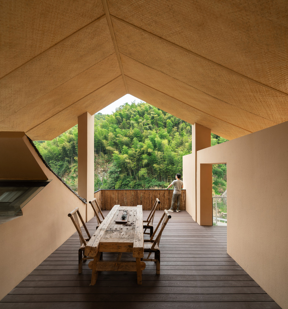 Ngôi nhà áp dụng sáng tạo các vật liệu thân thiện với môi trường địa phương và tái sử dụng những món đồ xưa cũ, vừa thể hiện đặc trưng vùng miền vừa hoà quyện với di sản văn hoá phong phú của khu vực như một sự tôn vinh và tiếp nối giá trị truyền thống. Ngôi nhà áp dụng sáng tạo các vật liệu thân thiện với môi trường địa phương và tái sử dụng những món đồ xưa cũ, vừa thể hiện đặc trưng vùng miền vừa hoà quyện với di sản văn hoá phong phú của khu vực như một sự tôn vinh và tiếp nối giá trị truyền thống.