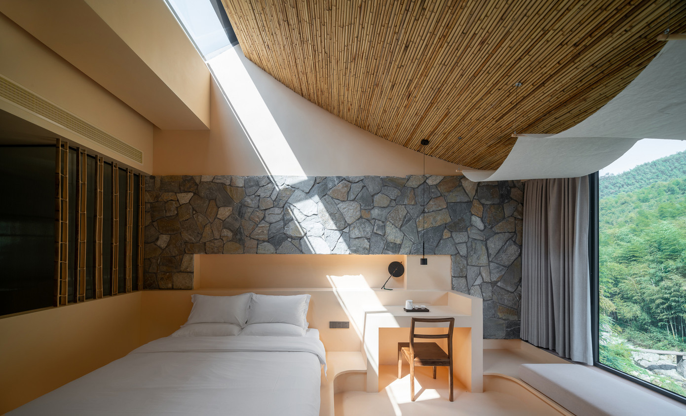 Phòng ngủ được thiết kế thêm tường ốp đá tự nhiên, mang đến cảm giác gần gũi với thiên nhiên. Phòng ngủ được thiết kế thêm tường ốp đá tự nhiên, mang đến cảm giác gần gũi với thiên nhiên.
