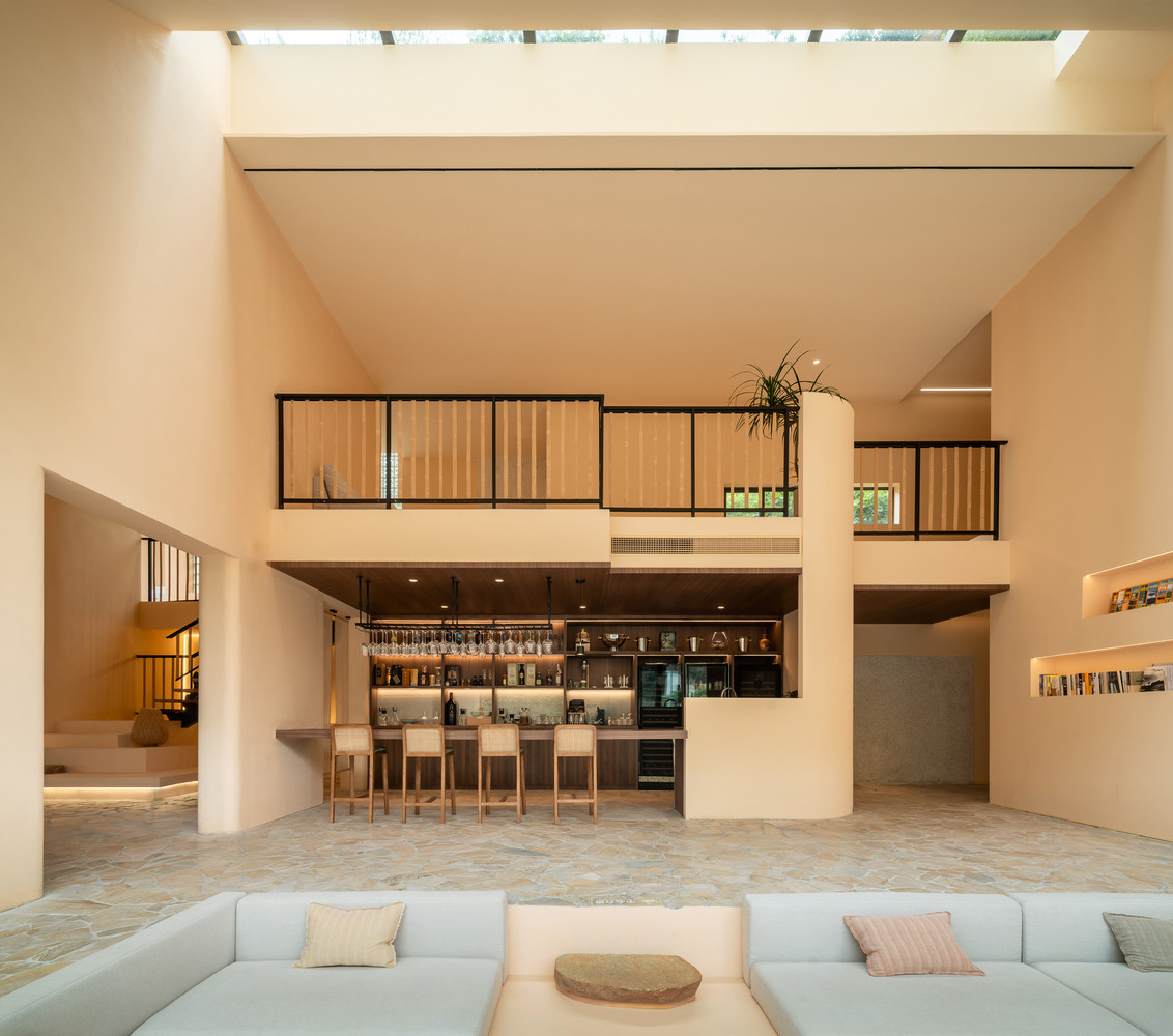 Các chi tiết thủ công như mây tre đan, cỏ bện được ứng dụng trong làm mái nhà, đồ nội thất, đèn trang trí và vách ngăn, góp phần nâng cao giá trị cảm quan của không gian. Các chi tiết thủ công như mây tre đan, cỏ bện được ứng dụng trong làm mái nhà, đồ nội thất, đèn trang trí và vách ngăn, góp phần nâng cao giá trị cảm quan của không gian.