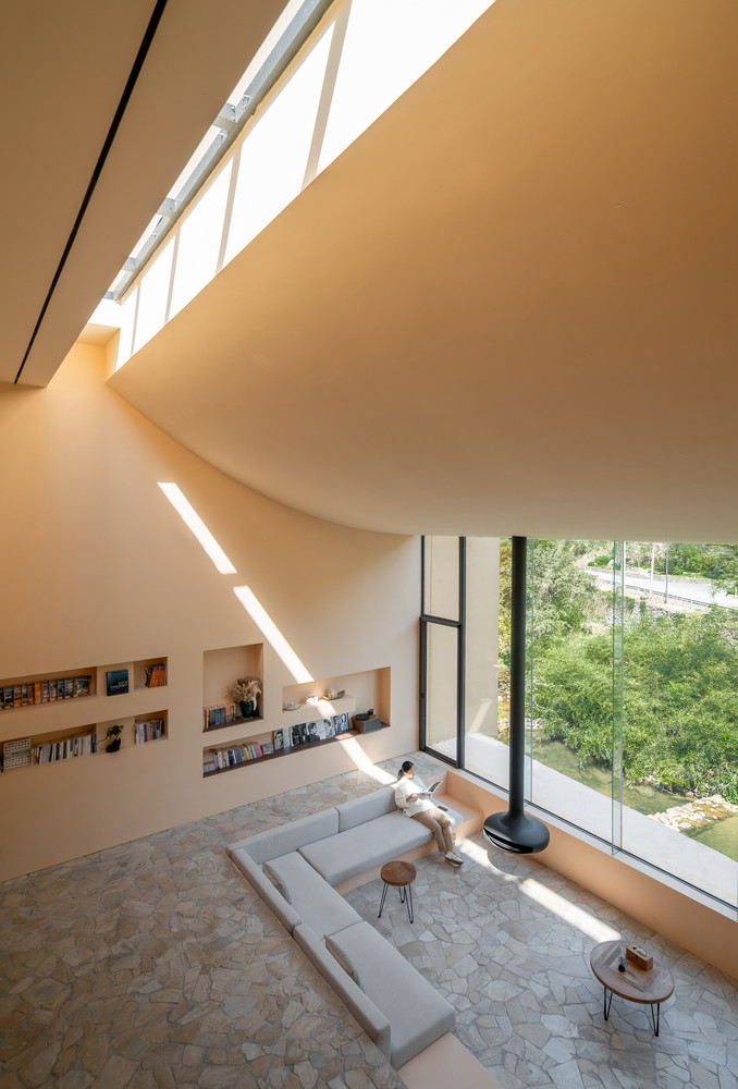 Sảnh chính với mái vòm trung tâm của khu nghỉ dưỡng tích hợp nhiều chức năng như quầy bar, quán cà phê và thư viện nhỏ, tạo nên không gian giao lưu ấm cúng. Giếng trời cho phép du khách cảm nhận sự biến đổi của ánh sáng và bóng đổ từ dòng suối và rừng trúc theo từng thời điểm trong ngày. Sảnh chính với mái vòm trung tâm của khu nghỉ dưỡng tích hợp nhiều chức năng như quầy bar, quán cà phê và thư viện nhỏ, tạo nên không gian giao lưu ấm cúng. Giếng trời cho phép du khách cảm nhận sự biến đổi của ánh sáng và bóng đổ từ dòng suối và rừng trúc theo từng thời điểm trong ngày.