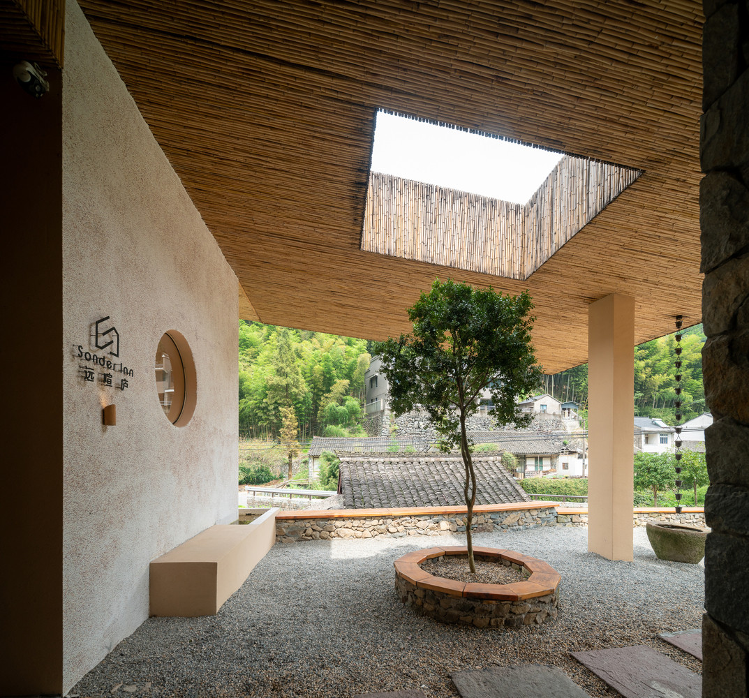 Những cây trúc khô được đan kết thành mái che trang trí dưới lớp mái; lát trúc được tận dụng làm lan can cầu thang và vách ngăn không gian. Những cây trúc khô được đan kết thành mái che trang trí dưới lớp mái; lát trúc được tận dụng làm lan can cầu thang và vách ngăn không gian.