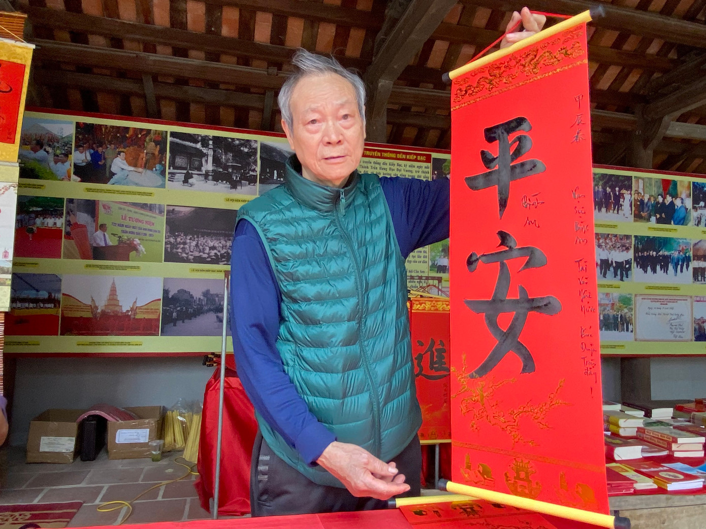 Xin chữ đầu năm là nét đẹp văn hóa của người Việt Nam với mong muốn cả năm mới may mắn, bình an và phúc lộc thọ ngập tràn với gia đình và những người thân yêu.