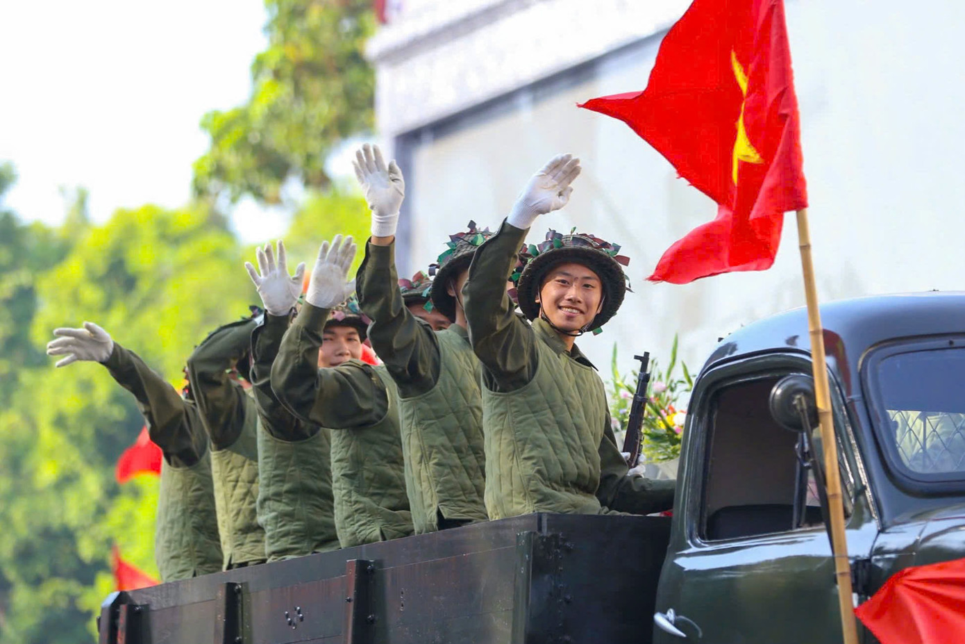 Hình ảnh đoàn quân tiến về tiếp quản Hà Nội vào năm 1954 được tái hiện sinh động tại chương trình "Ngày hội Văn hóa vì Hòa bình".
