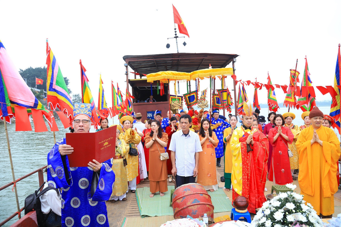 "Gần như làng nào trong đồng bằng Bắc Bộ cũng đều có lễ rước nước này. Mỗi một làng có một điều kiện khác nhau, như làng tôi gần sông nên sẽ ra sông lấy nước về để tế thánh còn những làng khác không có sông thì người ta có cái hồ rất rộng đằng trước cửa đình để người ta lấy nước mang về cúng thánh cả năm và mong ước của người dân là làm sao mưa thuận gió hòa cả năm, mùa màng tốt tươi, con cái học hành tiến bộ", ông Hưng cho biết thêm.