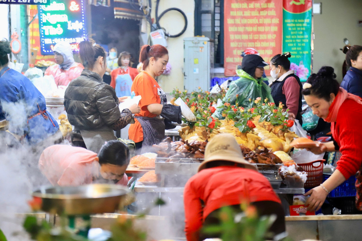 Ghi nhận lúc 6h sáng ngày 24/2, cảnh mua bán tấp nập diễn ra trên con phố Hàng Bè.