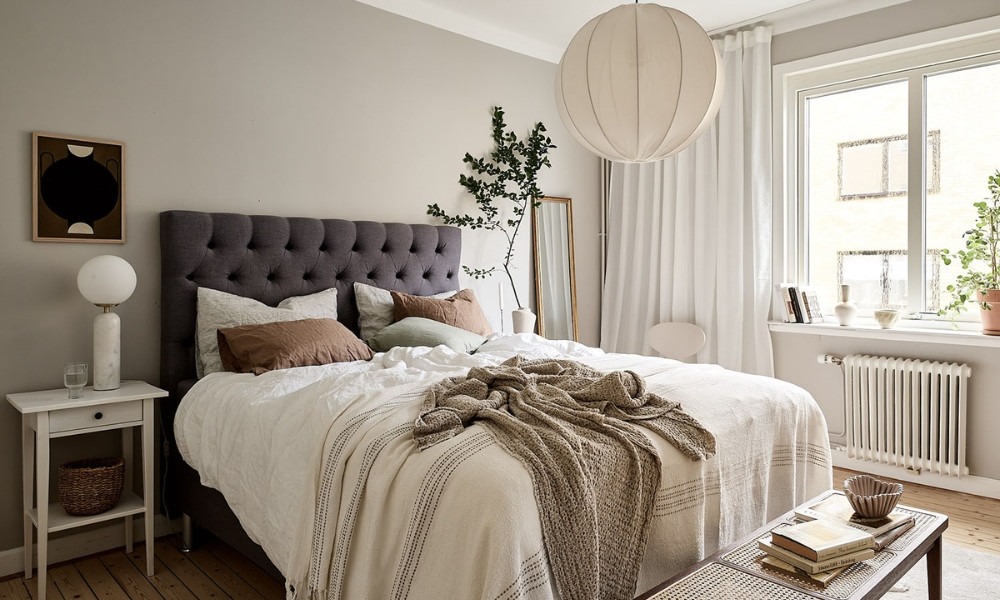 Màu sắc chủ đạo phong cách Bắc Âu thường là xám, trắng đen kết hợp cùng màu gỗ, xanh của cây cối (Ảnh: Livspace, Buyer Select)