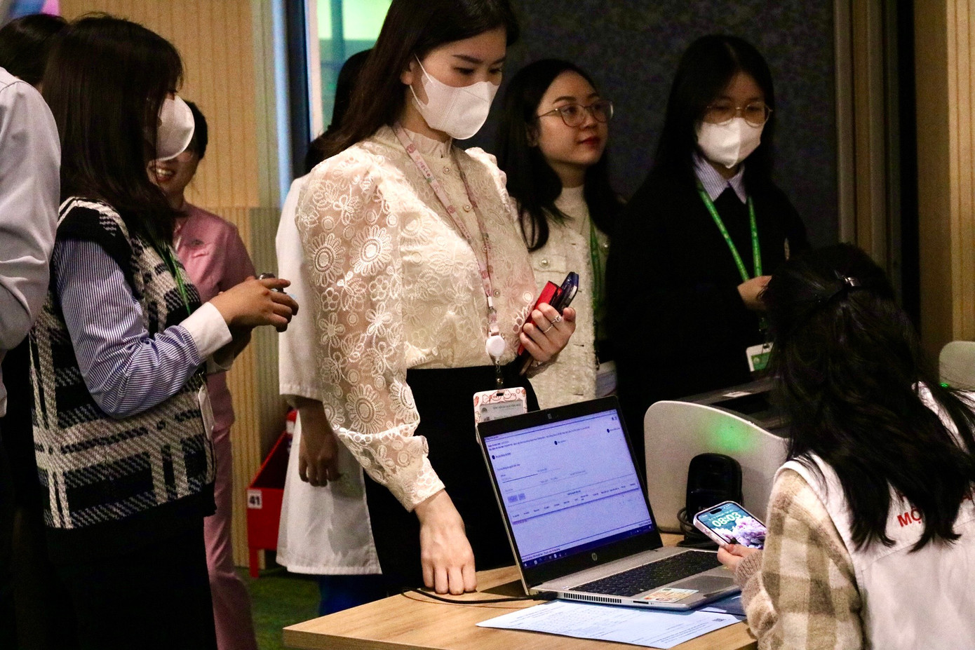 Thủ tục đăng ký hiến máu được tiến hành nhanh chóng dưới sự hướng dẫn nhiệt tình từ đội ngũ hỗ trợ.