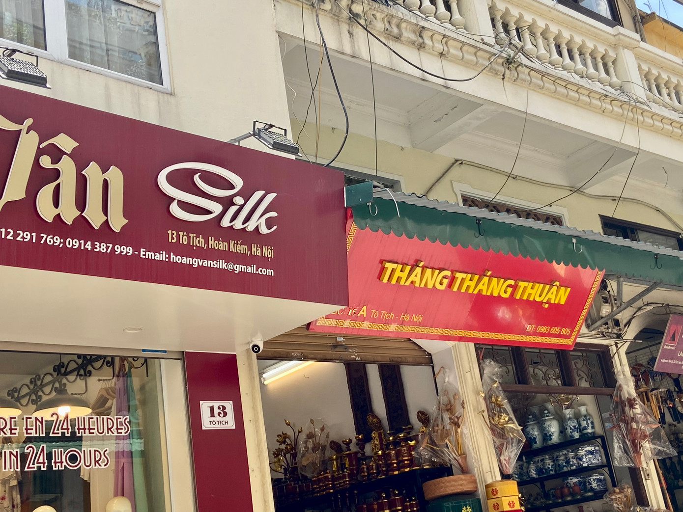 Biển phố tên Tố Tịch nhưng những nhà trong phố lại ghi địa chỉ là Tô Tịch, có nhà lại ghi Tố Tịch.