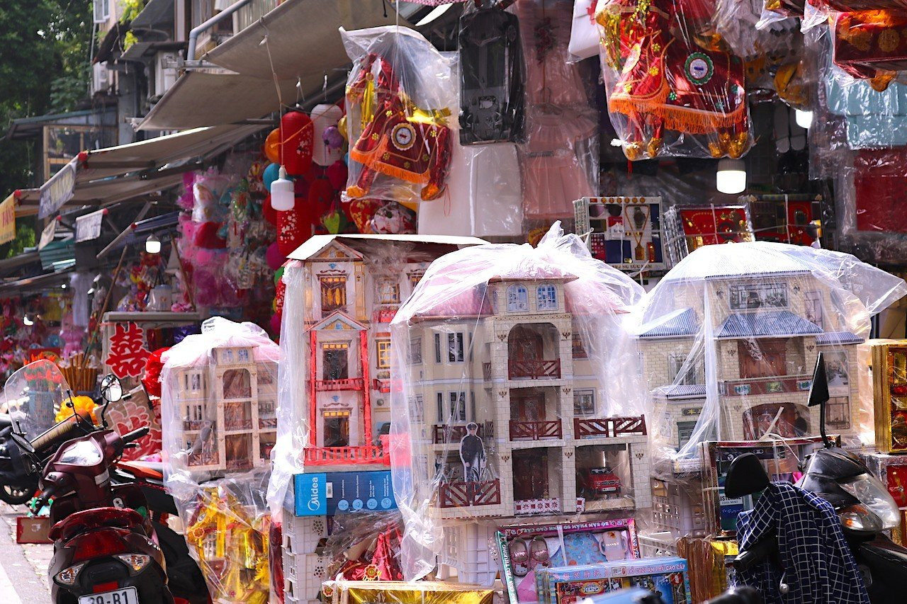 Ngoài những món "hàng hiệu", tại phố Hàng Mã cũng không thiếu những "nhà lầu", "xe sang", "đồ điện tử",...đang đợi để được gửi sang "thế giới bên kia". Ngoài những món "hàng hiệu", tại phố Hàng Mã cũng không thiếu những "nhà lầu", "xe sang", "đồ điện tử",...đang đợi để được gửi sang "thế giới bên kia".