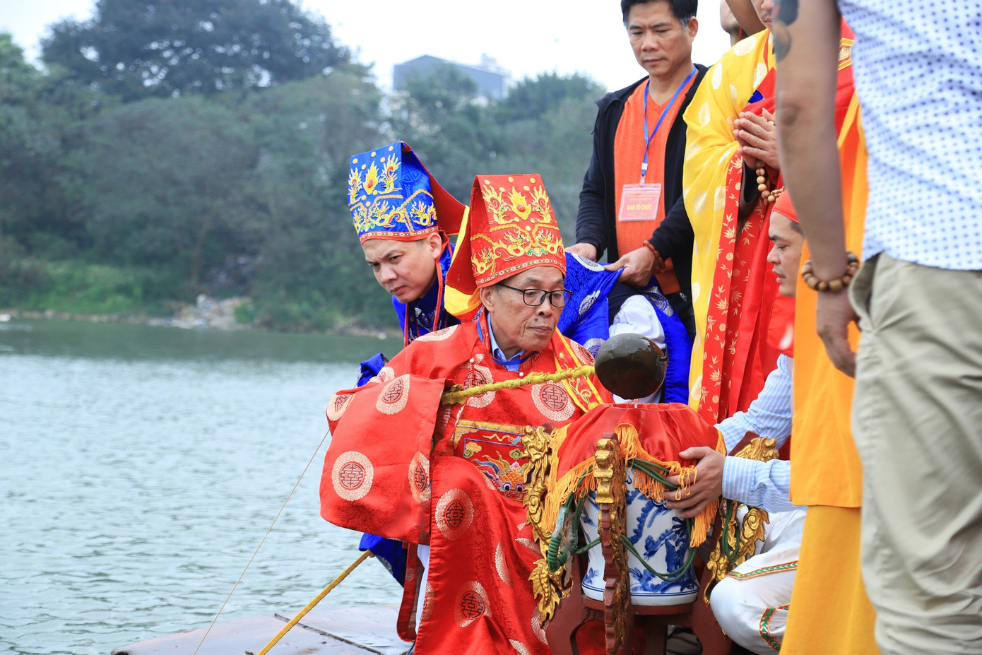 Lễ rước nước là nghi thức quan trọng nhất của lễ hội. Phần nghi lễ được thực hiện trang nghiêm trên phà giữa sông Hồng. Chủ tế lễ sau khi dâng lên thần sống sẽ đại diện cho nhân dân xin nước thiêng từ giữa sông Hồng và lọc qua tấm vải đỏ để rước về Đình cổ Bát Tràng.