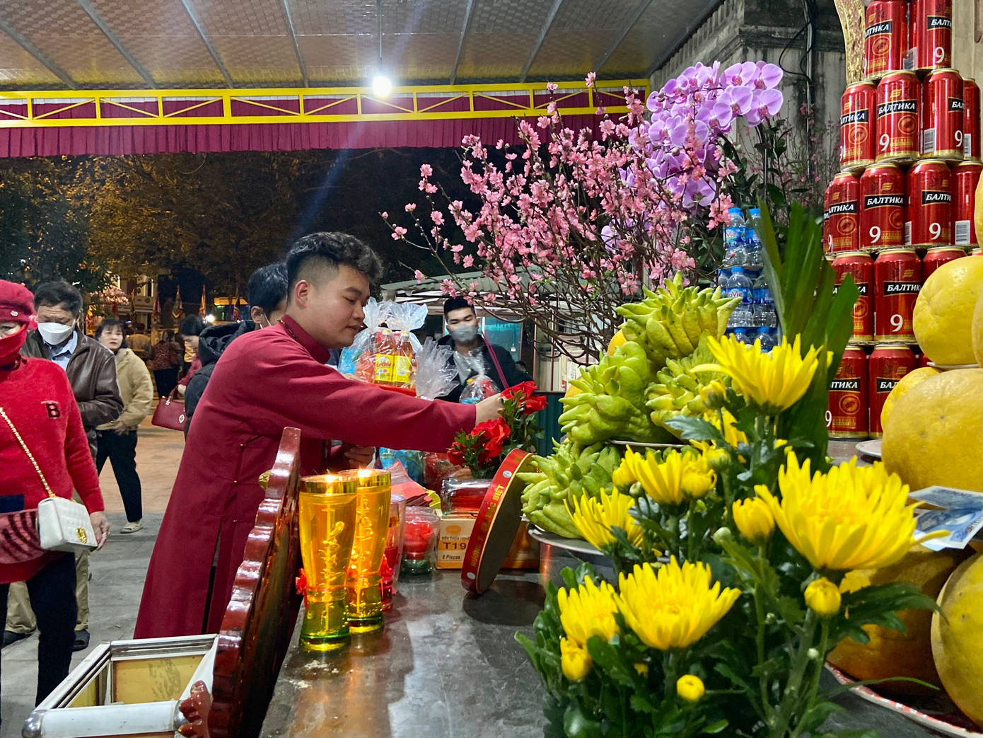 Người dân tìm đến đền không chỉ để cầu may mắn, bình an và tài lộc mà còn là dịp tìm về với cội nguồn, văn hóa dân tộc.