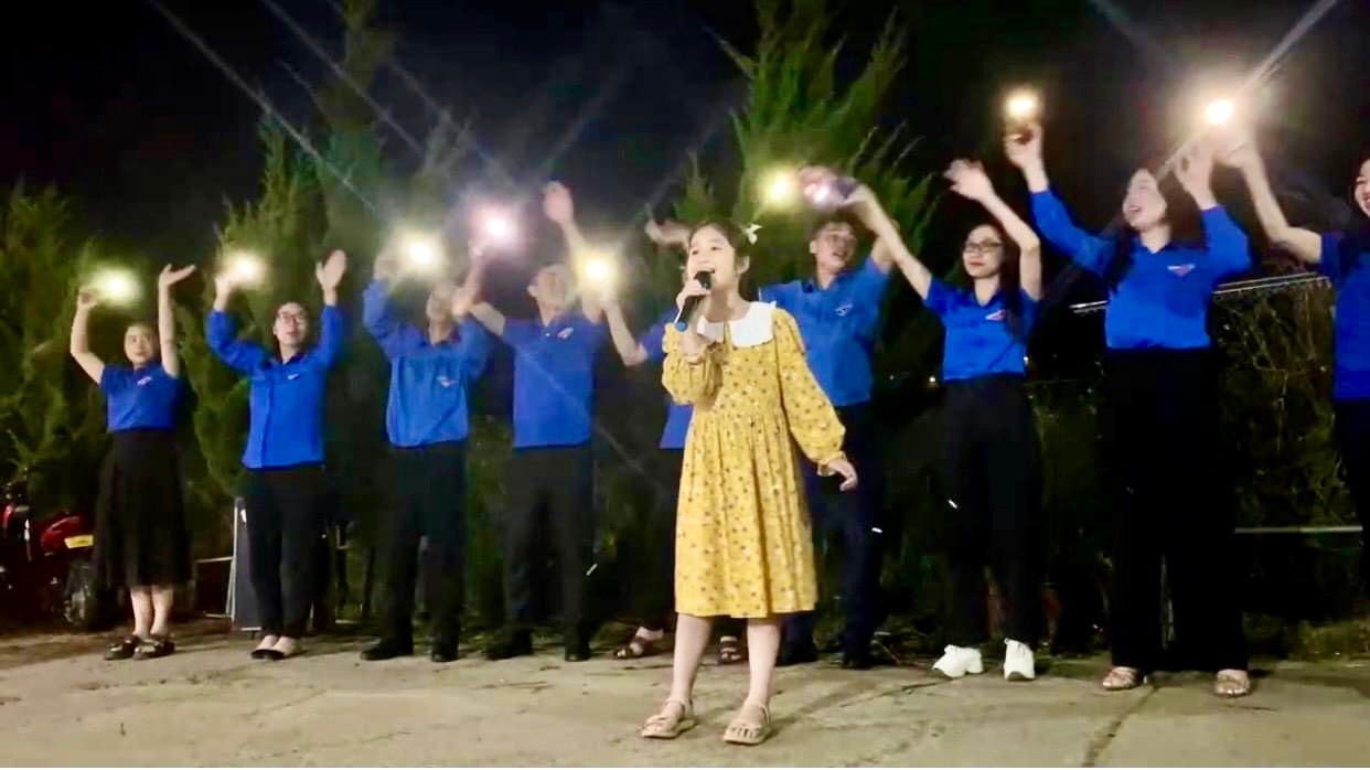 Những em nhỏ theo các anh chị Tỉnh Đoàn có mặt tại xóm trọ đem lời ca, tiếng hát gửi đến người dân xóm chạy thận.