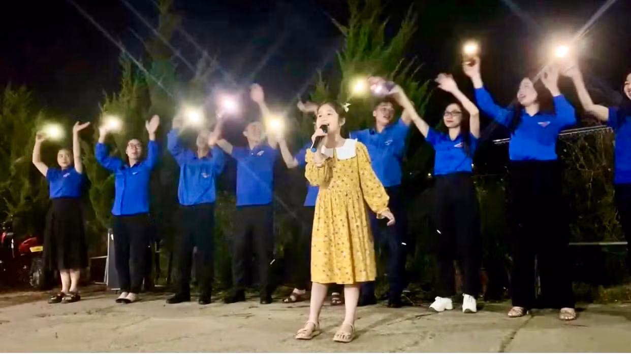 Những em nhỏ theo các anh chị Tỉnh Đoàn có mặt tại xóm trọ đem lời ca, tiếng hát gửi đến người dân xóm chạy thận. Những em nhỏ theo các anh chị Tỉnh Đoàn có mặt tại xóm trọ đem lời ca, tiếng hát gửi đến người dân xóm chạy thận.