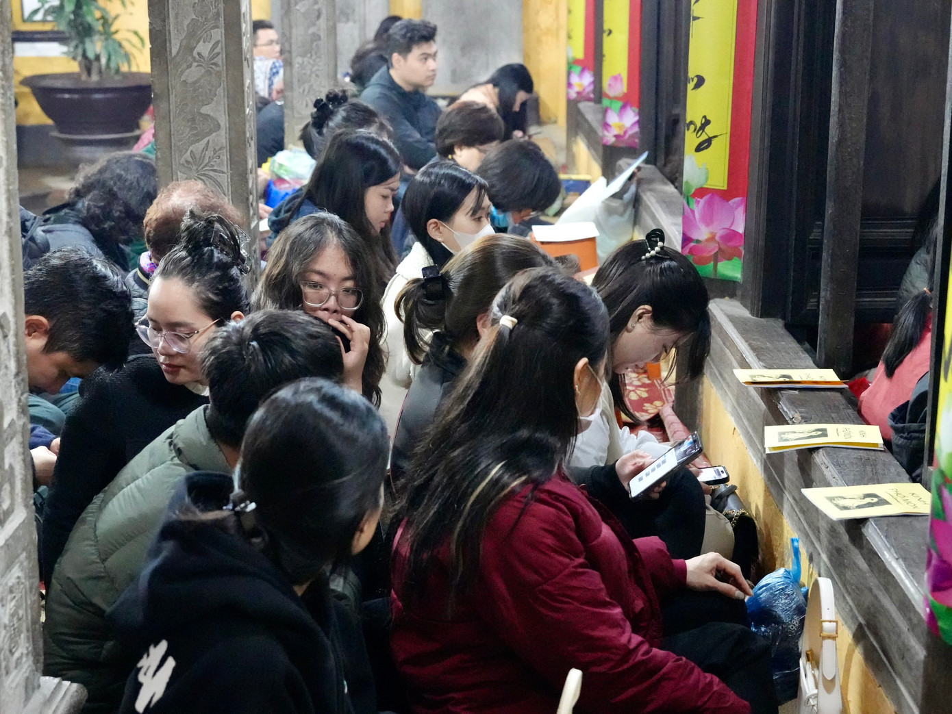 Đối với công tác đảm bảo an ninh trật tự, lãnh đạo 2 phường Thịnh Quang và Ngã Tư Sở cho biết, các phường đã yêu cầu các tổ dân phố tuyên truyền, vận động người dân không đốt vàng mã và tiến hành rà soát các cơ sở thờ tự. Bên trong khuôn viên chùa Phúc Khánh chỉ được làm lễ cầu an, dâng sớ cho các tăng ni, phật tử, không dâng sao giải hạn, không đốt hình nhân thế mạng,... Đối với công tác đảm bảo an ninh trật tự, lãnh đạo 2 phường Thịnh Quang và Ngã Tư Sở cho biết, các phường đã yêu cầu các tổ dân phố tuyên truyền, vận động người dân không đốt vàng mã và tiến hành rà soát các cơ sở thờ tự. Bên trong khuôn viên chùa Phúc Khánh chỉ được làm lễ cầu an, dâng sớ cho các tăng ni, phật tử, không dâng sao giải hạn, không đốt hình nhân thế mạng,...