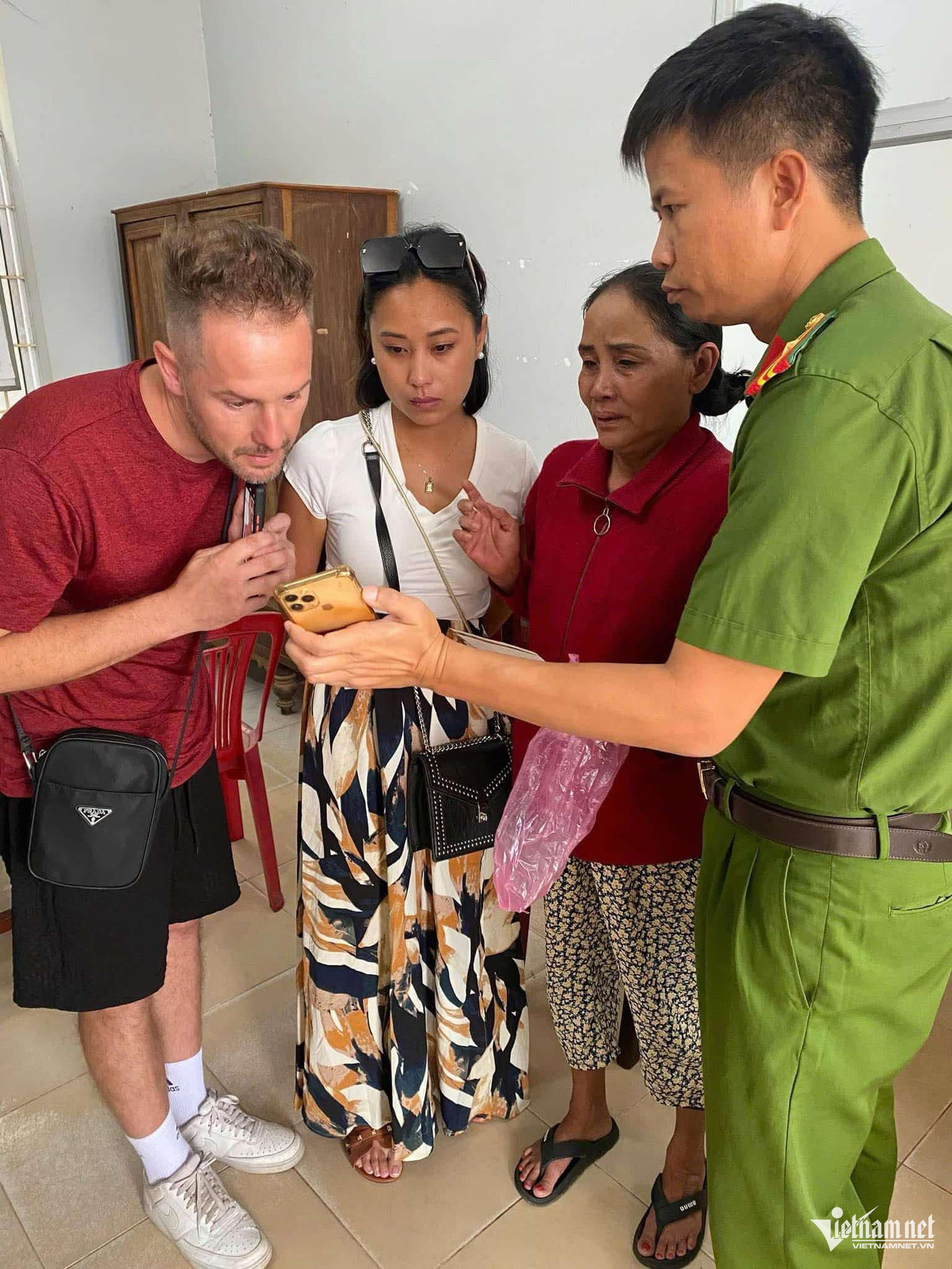 Công an xã xác minh, đối chiếu các thông tin liên quan về mối quan hệ giữa mẹ con chị Hồng. Ảnh: H.H Công an xã xác minh, đối chiếu các thông tin liên quan về mối quan hệ giữa mẹ con chị Hồng. Ảnh: H.H