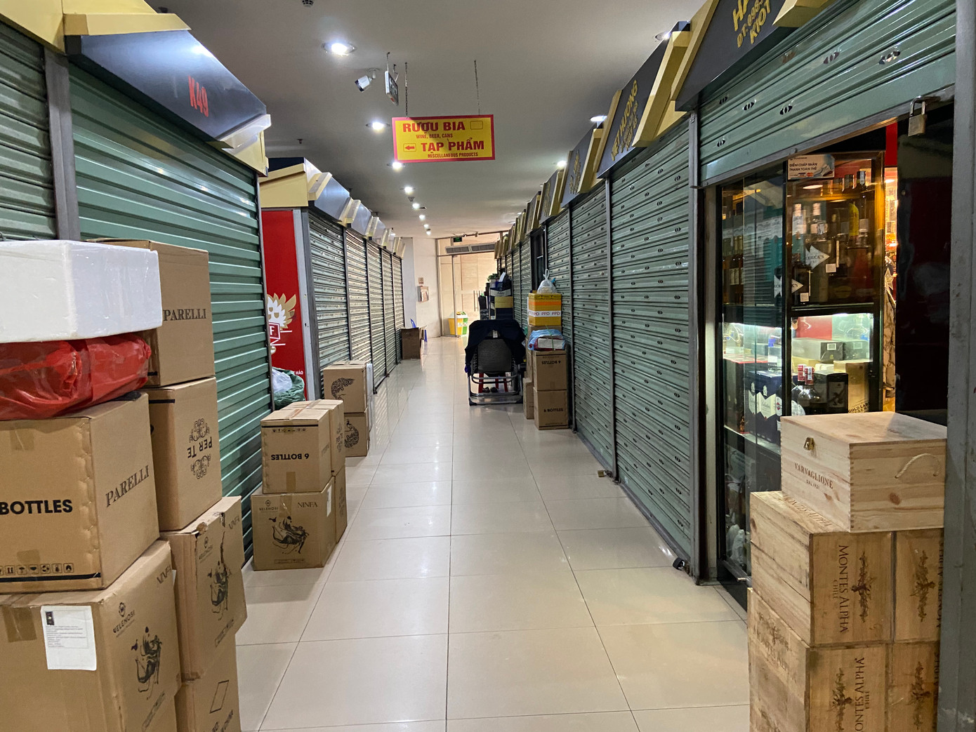 Nhiều sạp hàng đóng cửa im lìm dù đã quá trưa Nhiều sạp hàng đóng cửa im lìm dù đã quá trưa