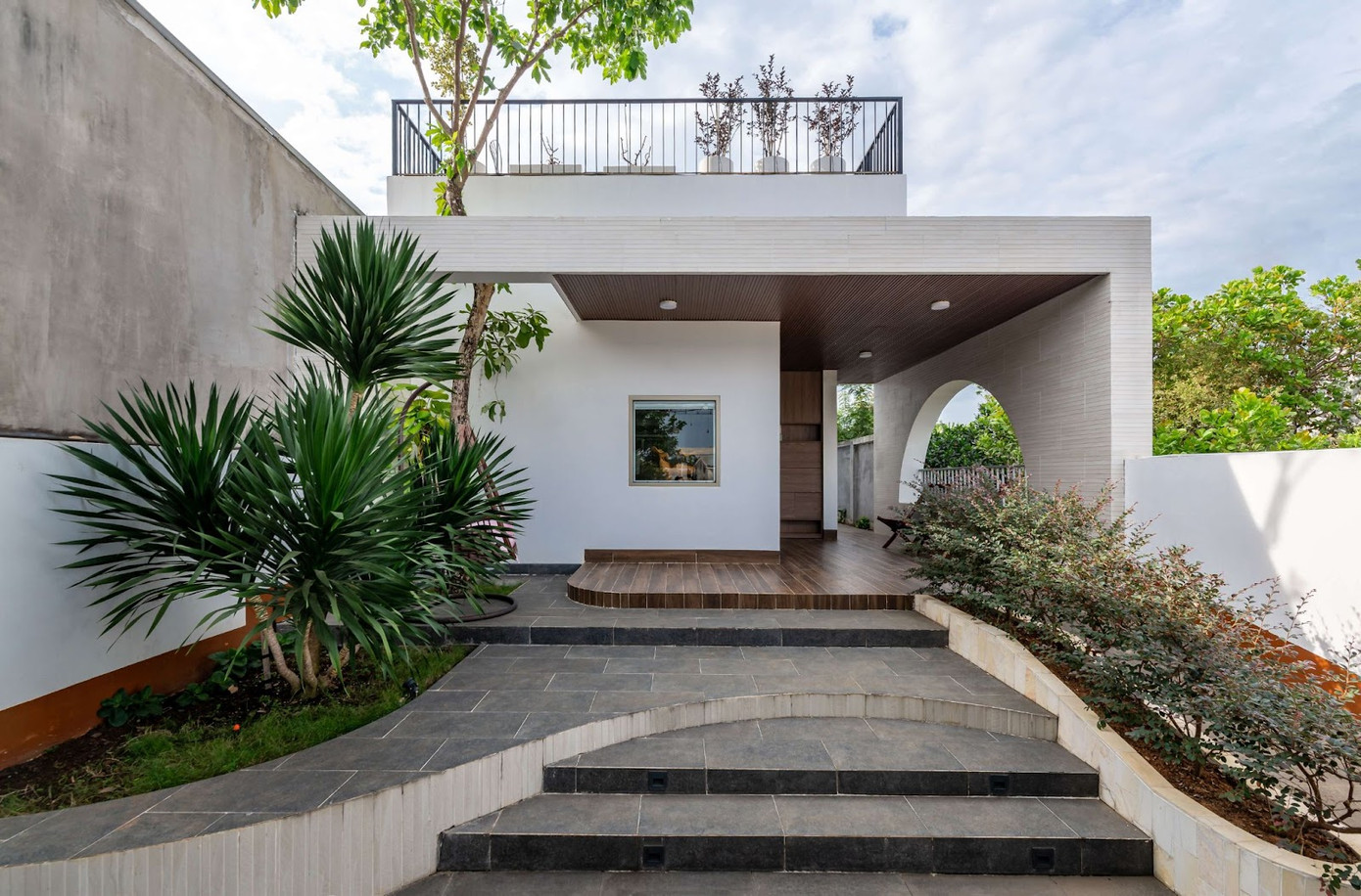 Gia chủ mong muốn có một ngôi nhà vừa mang nét hiện đại nhưng vẫn giữ được nếp sinh hoạt truyền thống của gia đình.