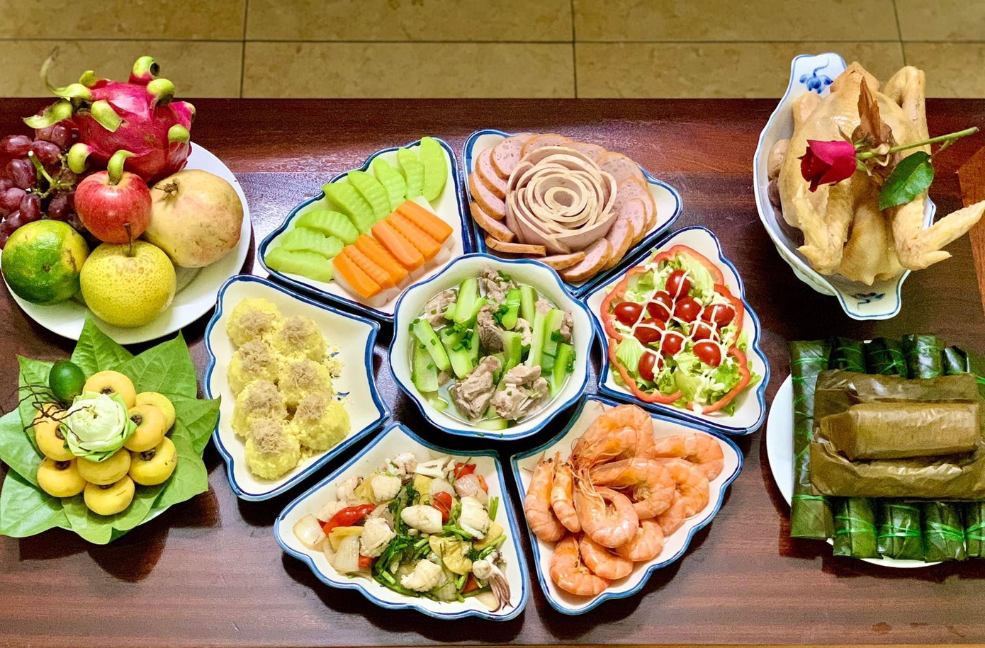 Đây cũng là dịp một số chị em khoe tài nấu nướng bằng những mâm cỗ bắt mắt với đầy đủ món chay, món mặn.