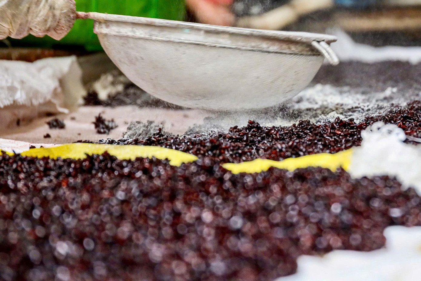 Cơm sau khi chín sẽ được dàn đều và để nguội tự nhiên. "Cơm nên để nguội tự nhiên thì mới giữ được độ mềm, dẻo, không bị cứng và khi cho ra thành phẩm mới ngon", chị Thuỷ chia sẻ.