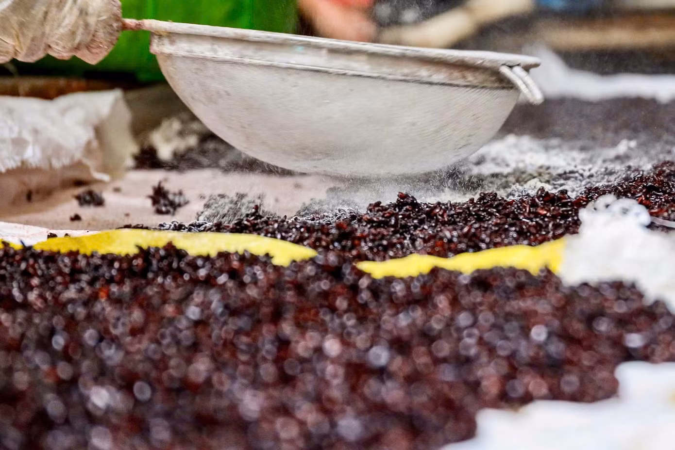 Cơm sau khi chín sẽ được dàn đều và để nguội tự nhiên. "Cơm nên để nguội tự nhiên thì mới giữ được độ mềm, dẻo, không bị cứng và khi cho ra thành phẩm mới ngon", chị Thuỷ chia sẻ.