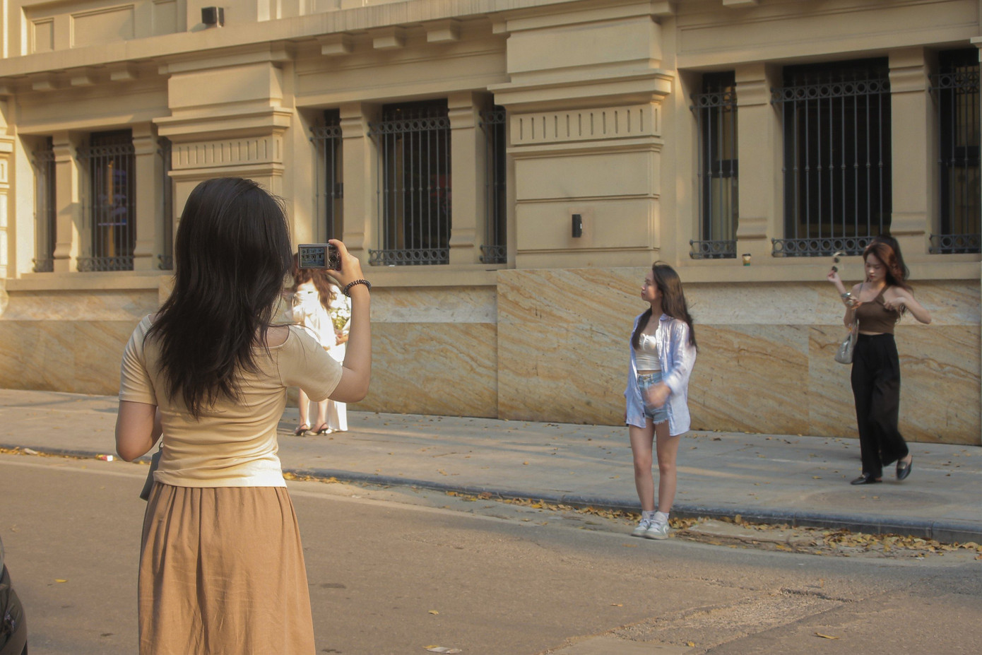 Những tia nắng mùa hạ chiếu lên trên bức tường tạo không gian vừa cổ điển lại vừa hiện đại khiến các bạn trẻ thích thú.