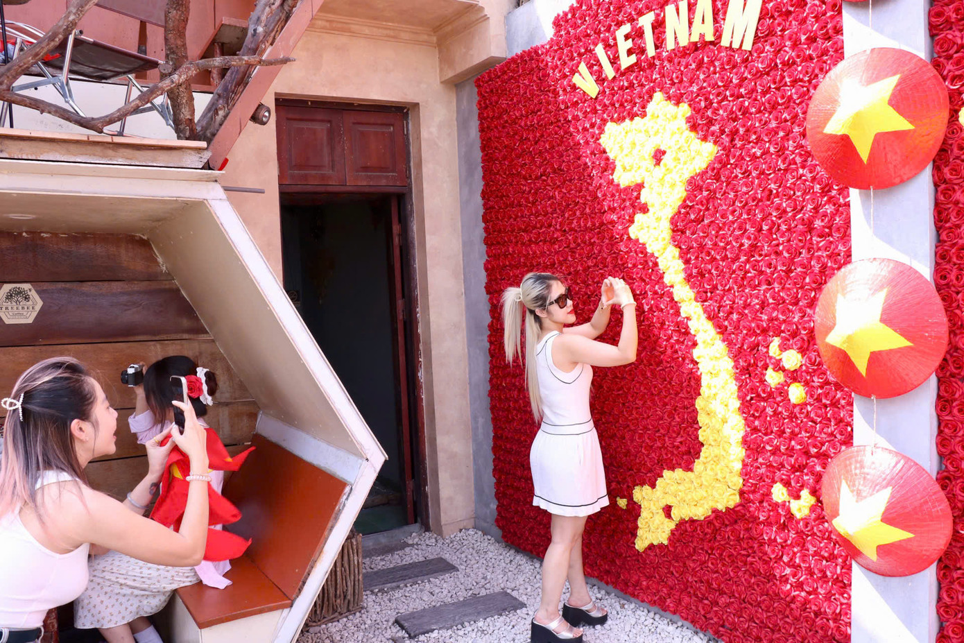 Khuôn viên một quán cà phê tại Vệ Hồ (Tây Hồ) được trang trí bản đồ Việt Nam. Bản đồ được tạo bởi hàng trăm bông hồng sáp đỏ và vàng, tạo nên điểm nhấn ấn tượng cho không gian quán.