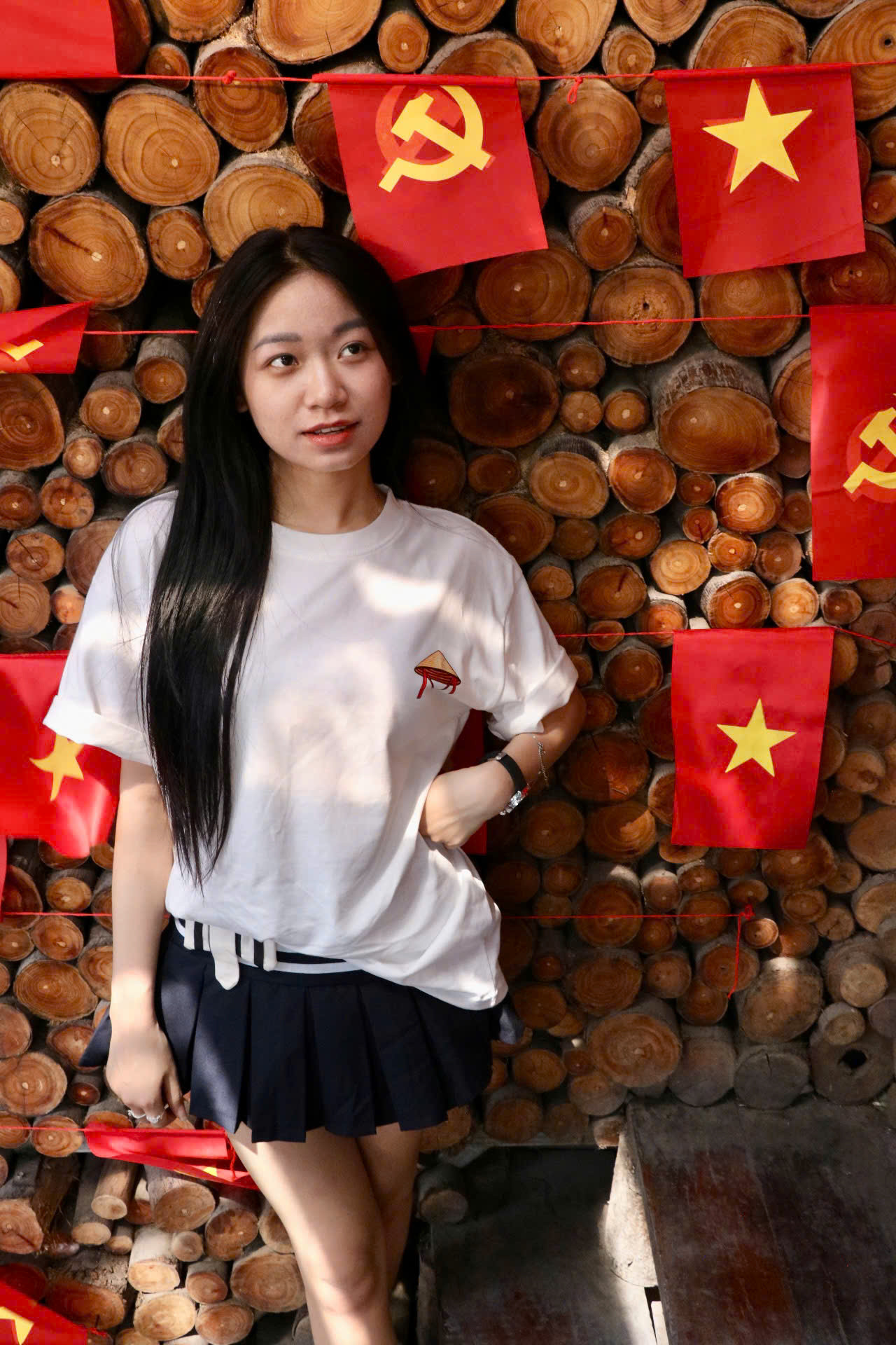 Nhiều bạn trẻ "đầu tư" thêm trang phục như áo dài, áo phông in hình cờ Tổ quốc, nón lá, bản đồ Việt Nam,... hoặc những dòng chữ thể hiện tình yêu, khẳng định chủ quyền dân tộc như "Người Việt Nam", "Độc lập - Tự do - Hạnh phúc", "Hoàng Sa, Trường Sa là của Việt Nam",... để chụp hình kỷ niệm.